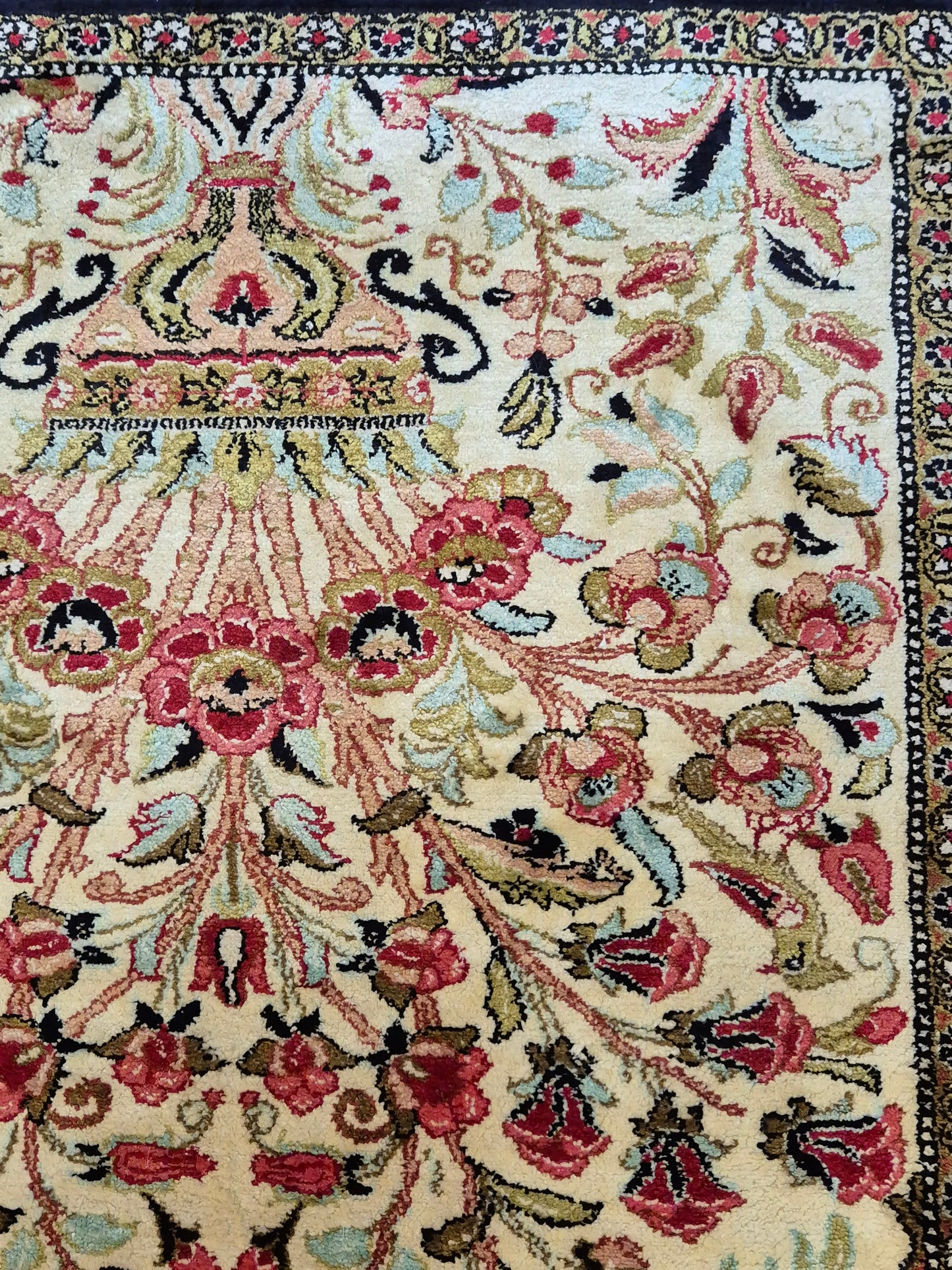 Ghom Seidenteppich Seide auf Seide Blumenkorb florales Design