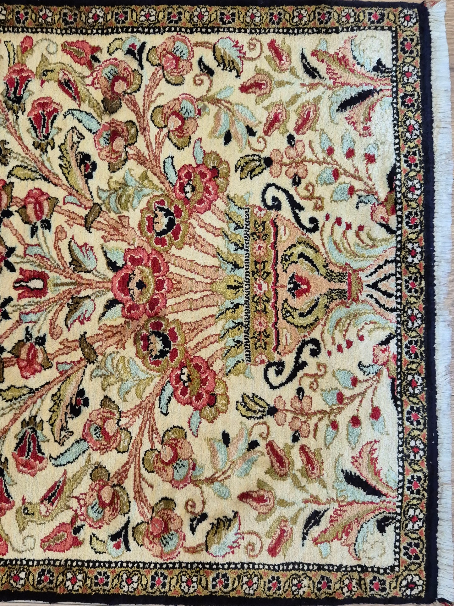 Ghom Seidenteppich Seide auf Seide Blumenkorb florales Design