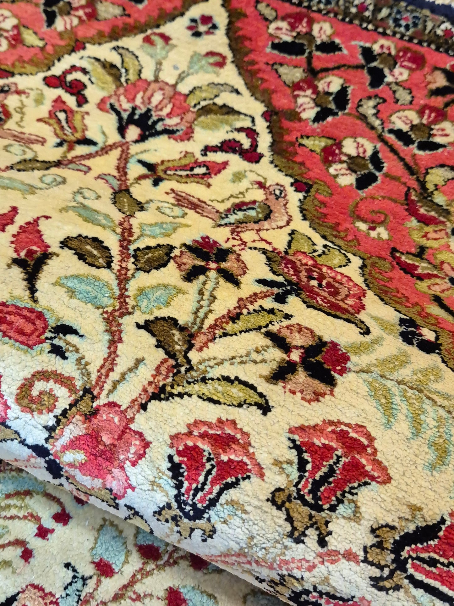 Ghom Seidenteppich Seide auf Seide Blumenkorb florales Design