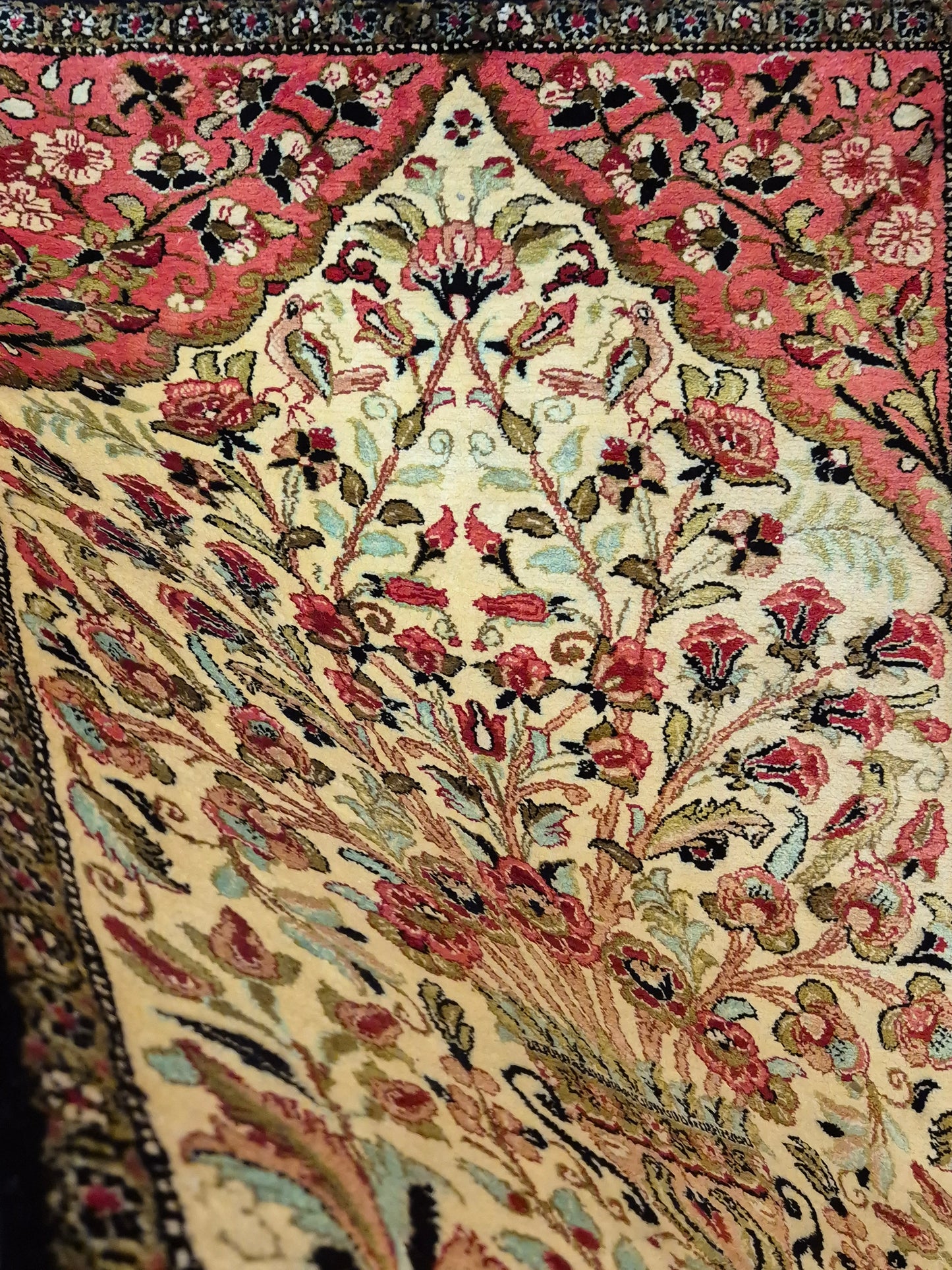 Ghom Seidenteppich Seide auf Seide Blumenkorb florales Design