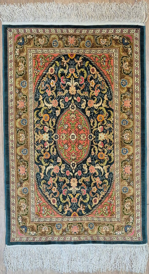 Hereke Seidenteppich Seide auf Seide Medaillon florales Muster