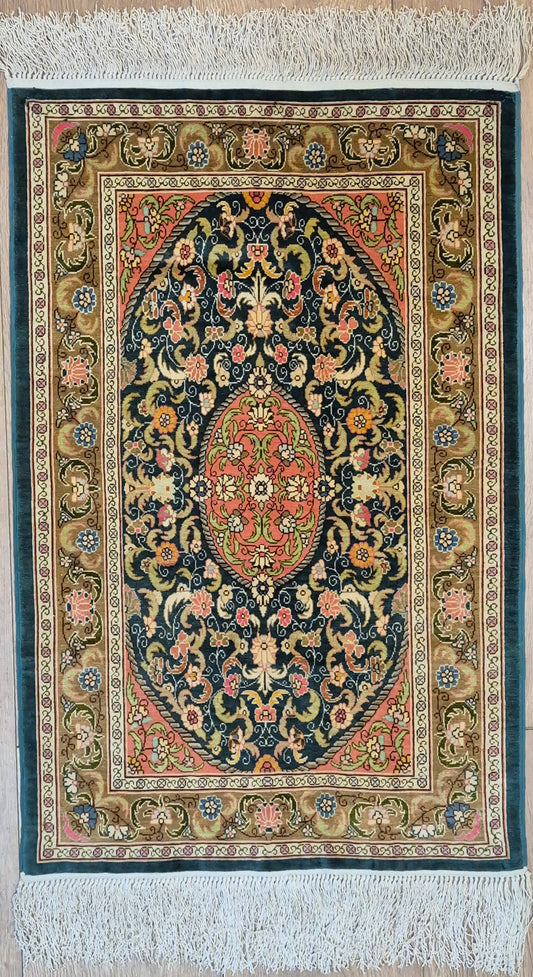 Hereke Seidenteppich Seide auf Seide Medaillon florales Muster