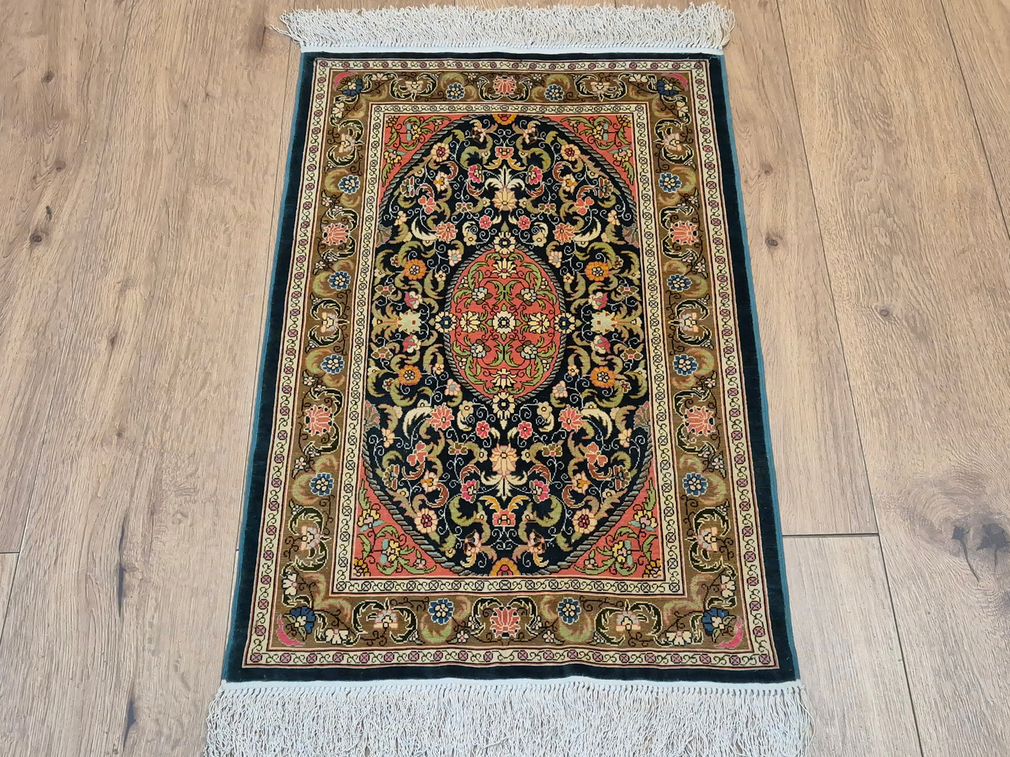 Hereke Seidenteppich Seide auf Seide Medaillon florales Muster