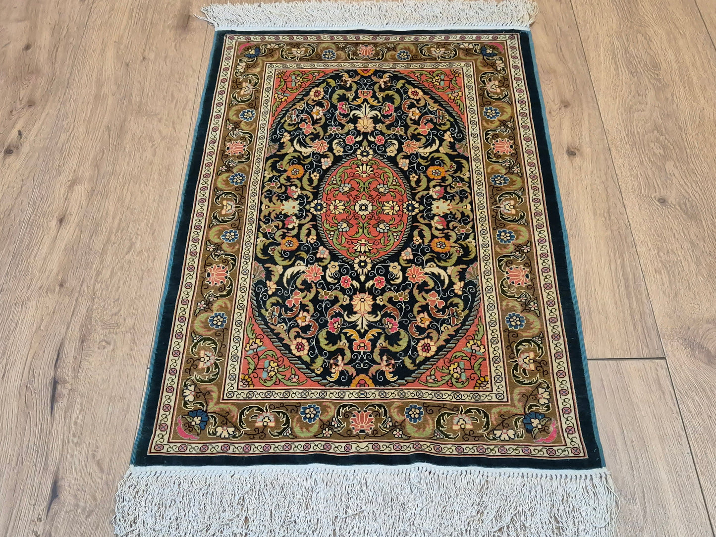 Hereke Seidenteppich Seide auf Seide Medaillon florales Muster