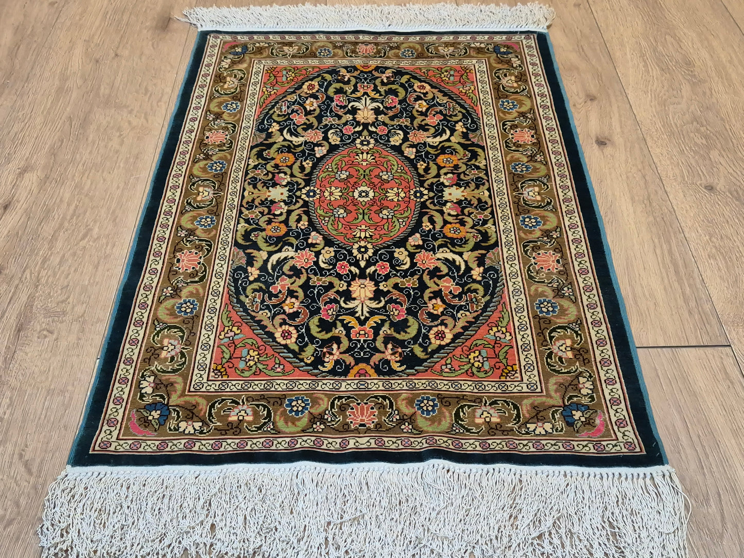 Hereke Seidenteppich Seide auf Seide Medaillon florales Muster