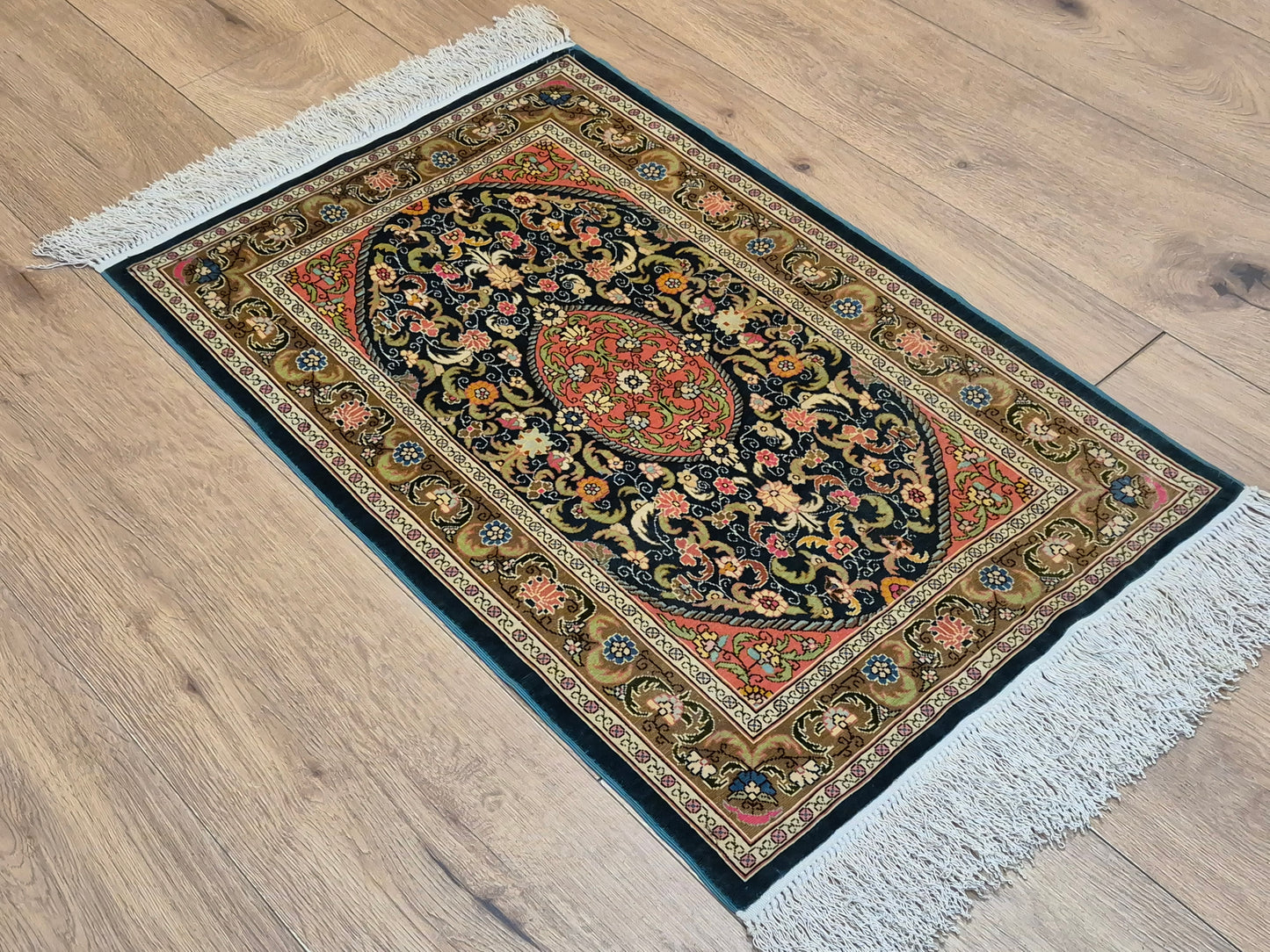 Hereke Seidenteppich Seide auf Seide Medaillon florales Muster