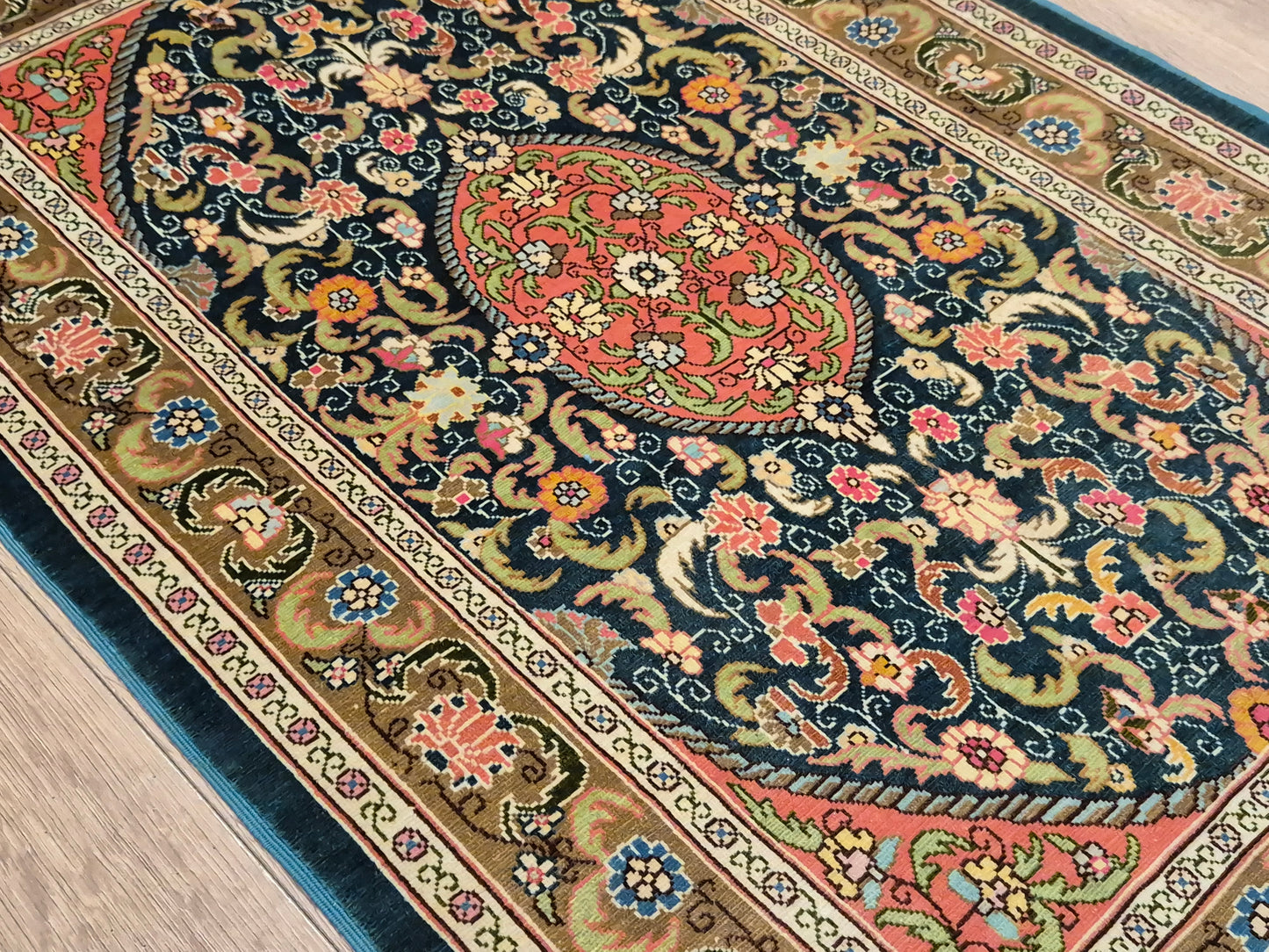 Hereke Seidenteppich Seide auf Seide Medaillon florales Muster