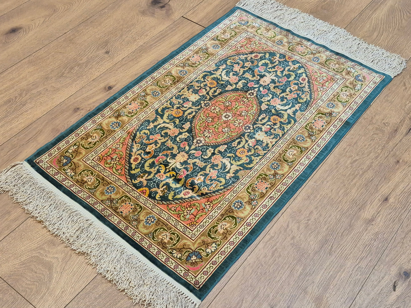 Hereke Seidenteppich Seide auf Seide Medaillon florales Muster