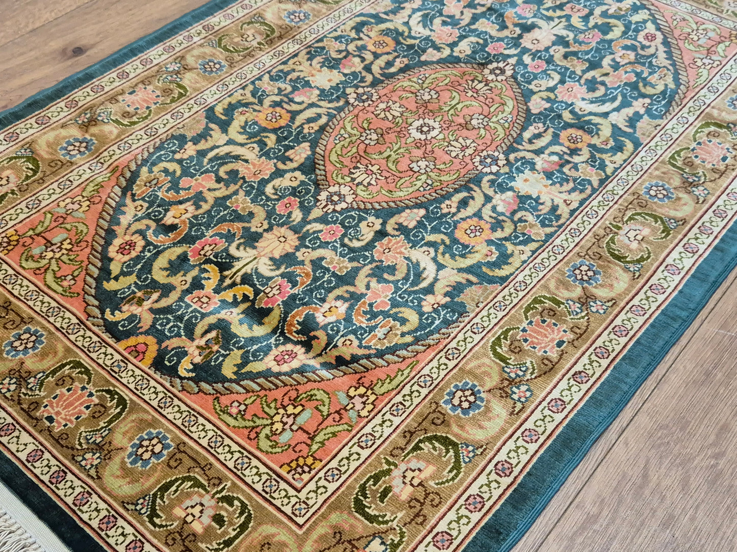 Hereke Seidenteppich Seide auf Seide Medaillon florales Muster