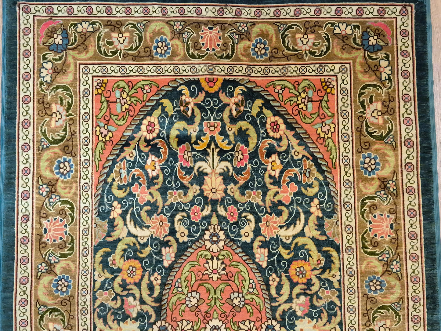 Hereke Seidenteppich Seide auf Seide Medaillon florales Muster