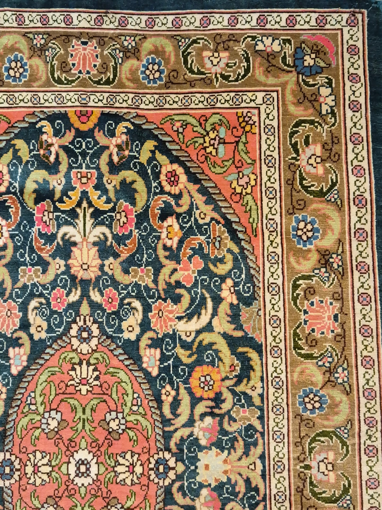 Hereke Seidenteppich Seide auf Seide Medaillon florales Muster