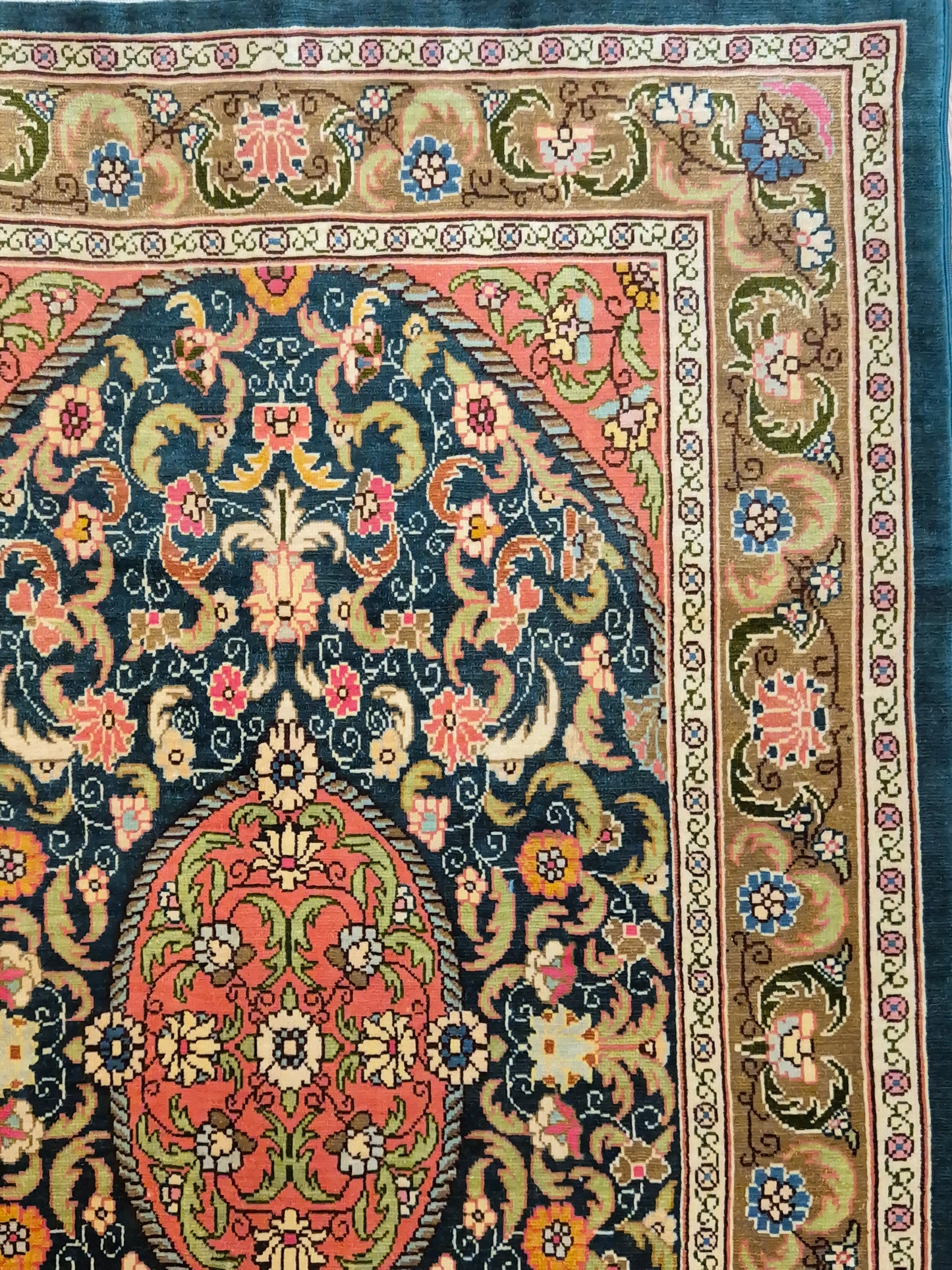 Hereke Seidenteppich Seide auf Seide Medaillon florales Muster