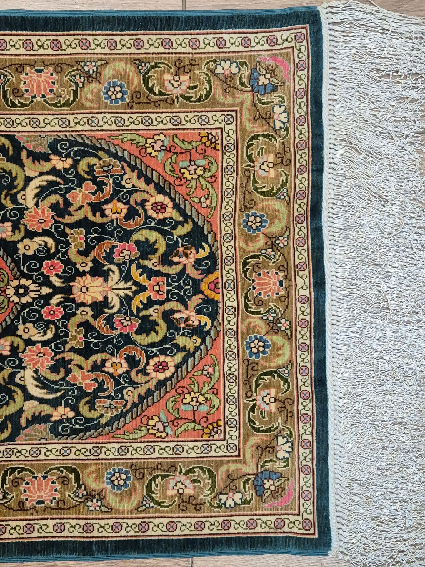 Hereke Seidenteppich Seide auf Seide Medaillon florales Muster