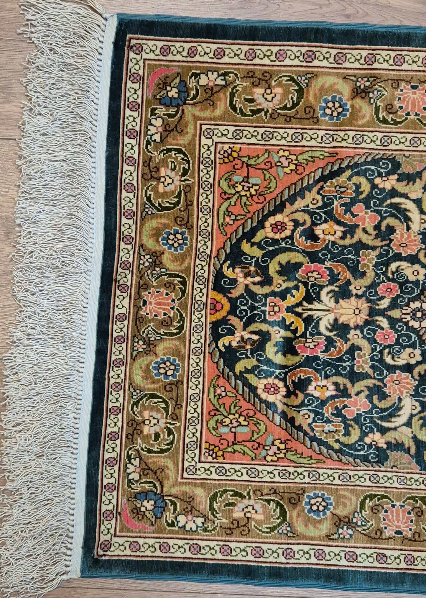 Hereke Seidenteppich Seide auf Seide Medaillon florales Muster