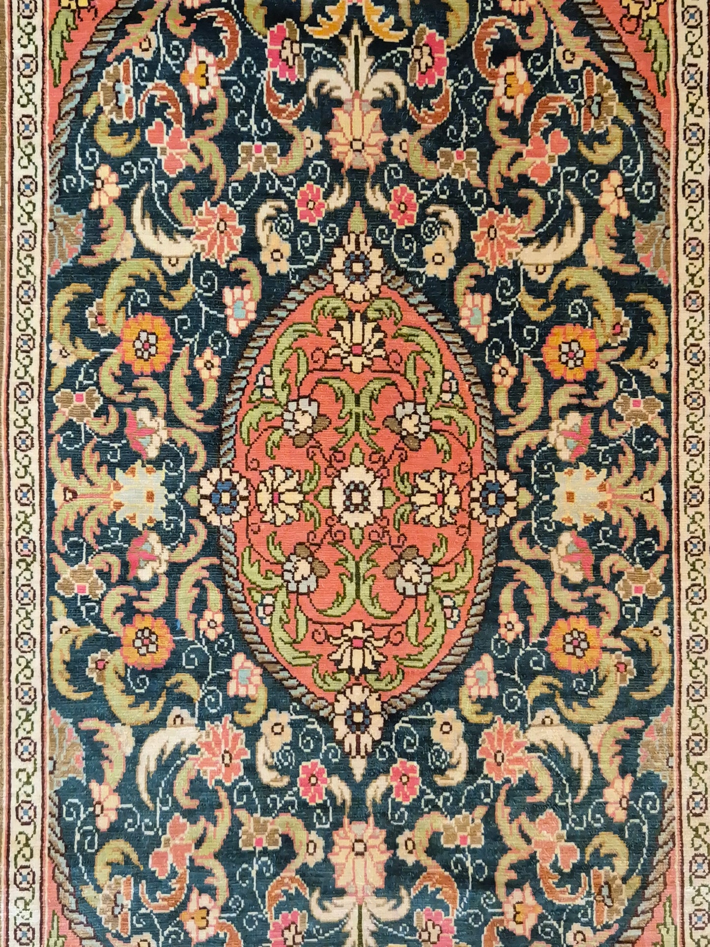 Hereke Seidenteppich Seide auf Seide Medaillon florales Muster