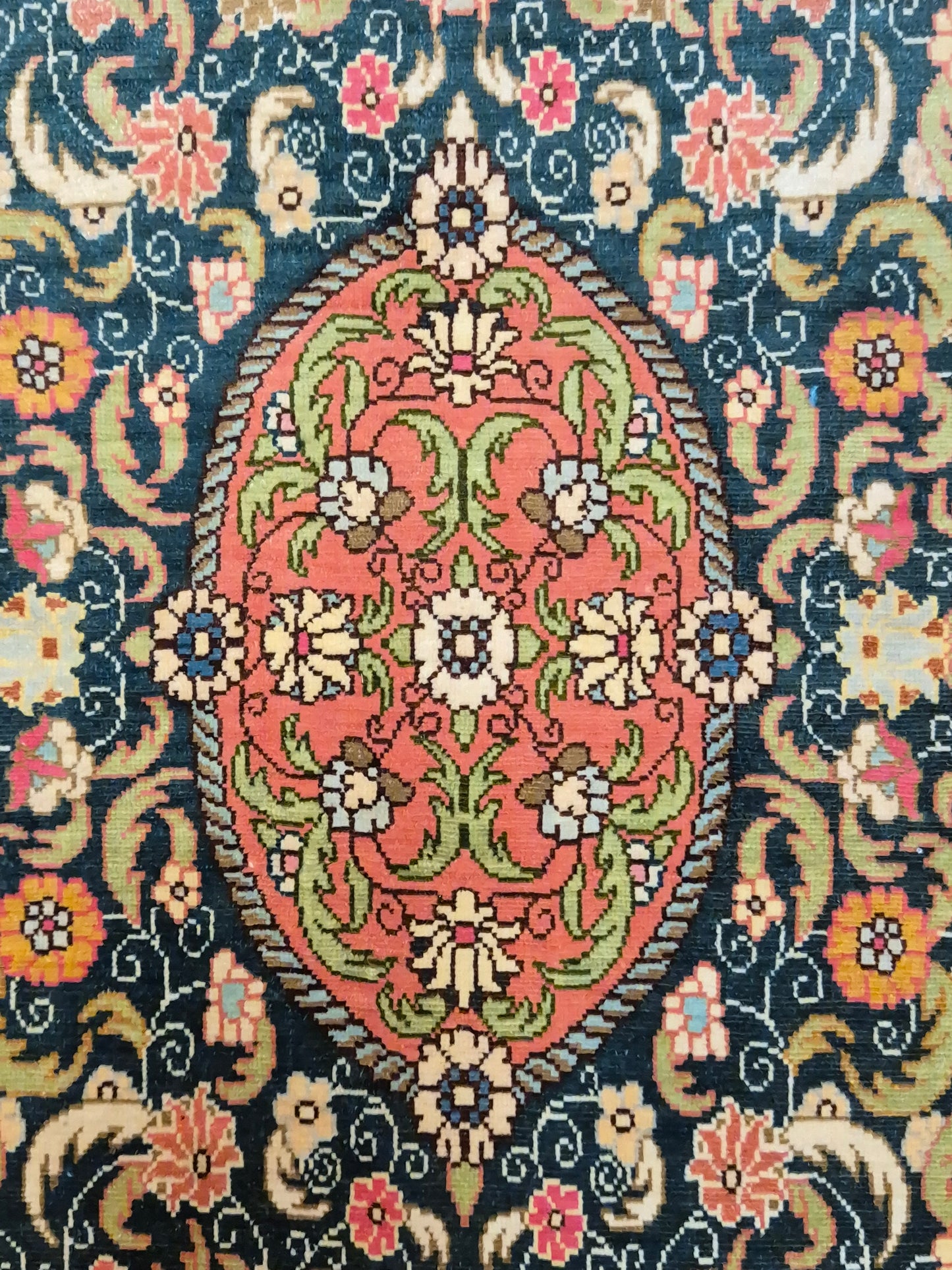 Hereke Seidenteppich Seide auf Seide Medaillon florales Muster