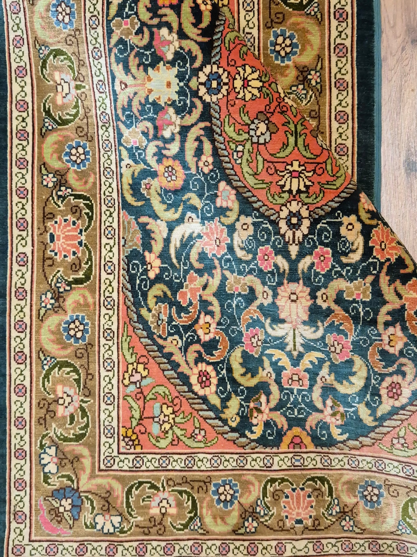 Hereke Seidenteppich Seide auf Seide Medaillon florales Muster