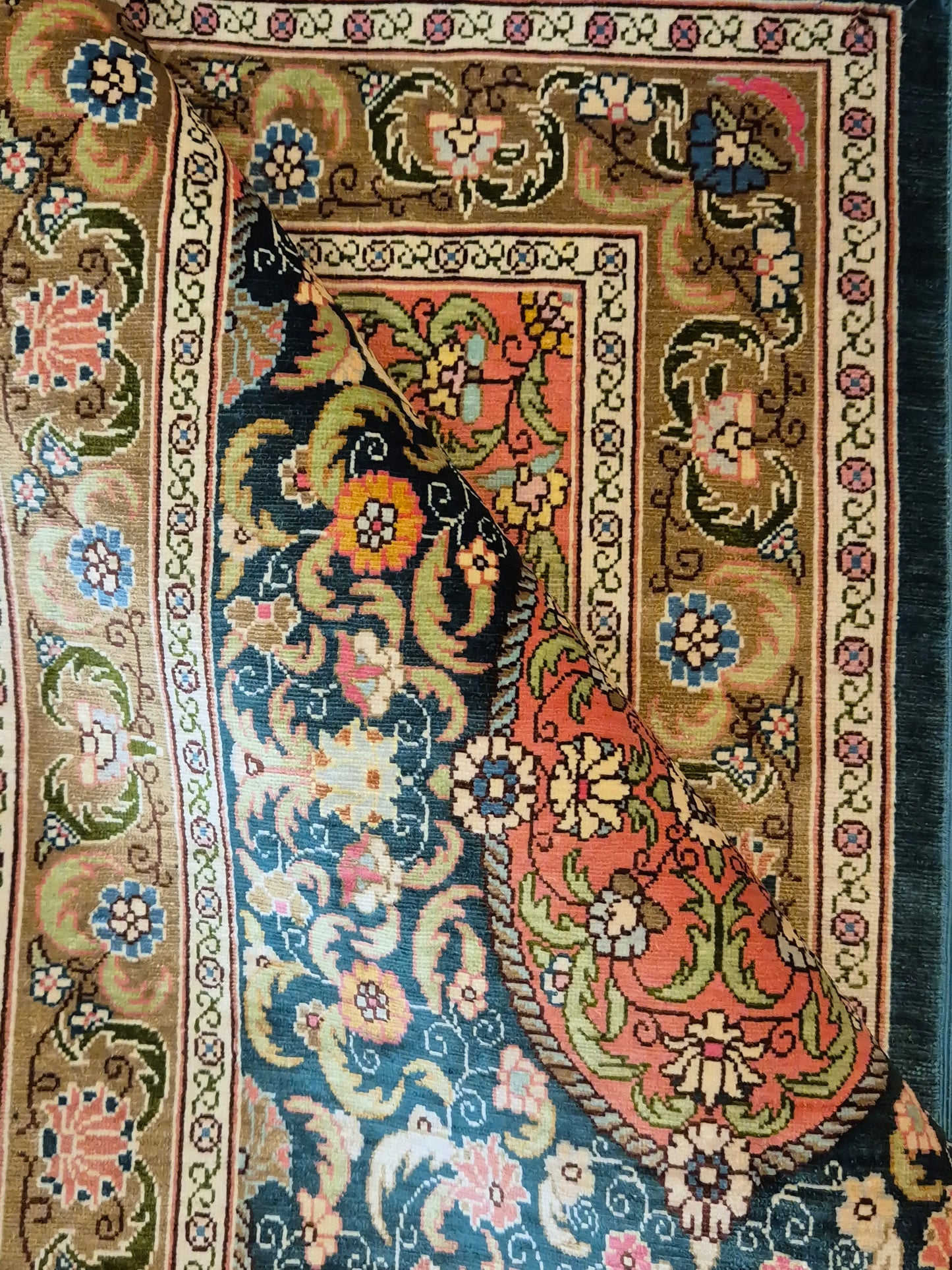 Hereke Seidenteppich Seide auf Seide Medaillon florales Muster