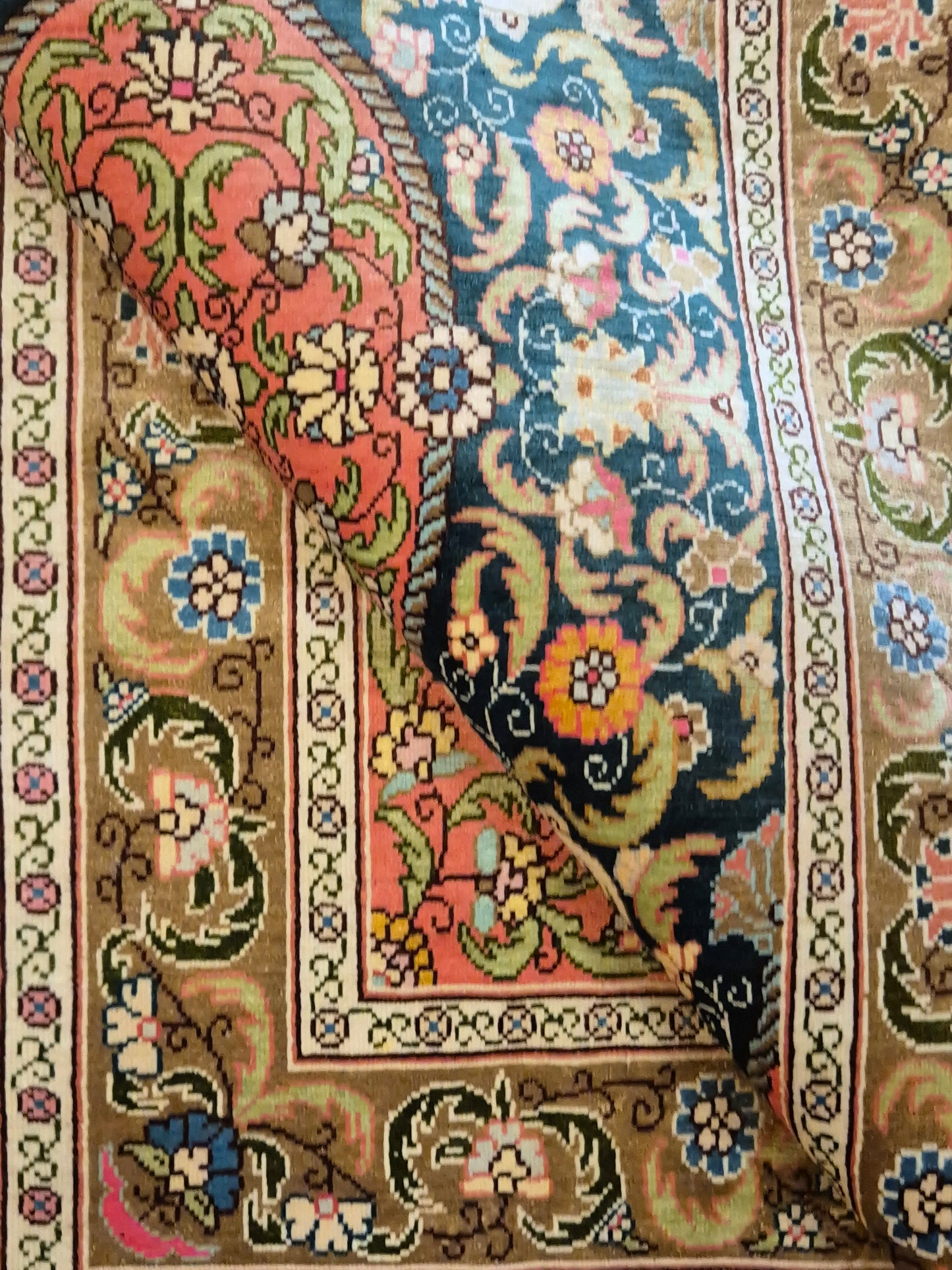 Hereke Seidenteppich Seide auf Seide Medaillon florales Muster