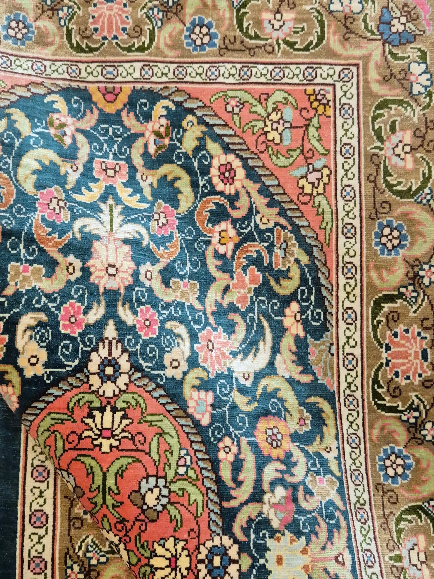 Hereke Seidenteppich Seide auf Seide Medaillon florales Muster