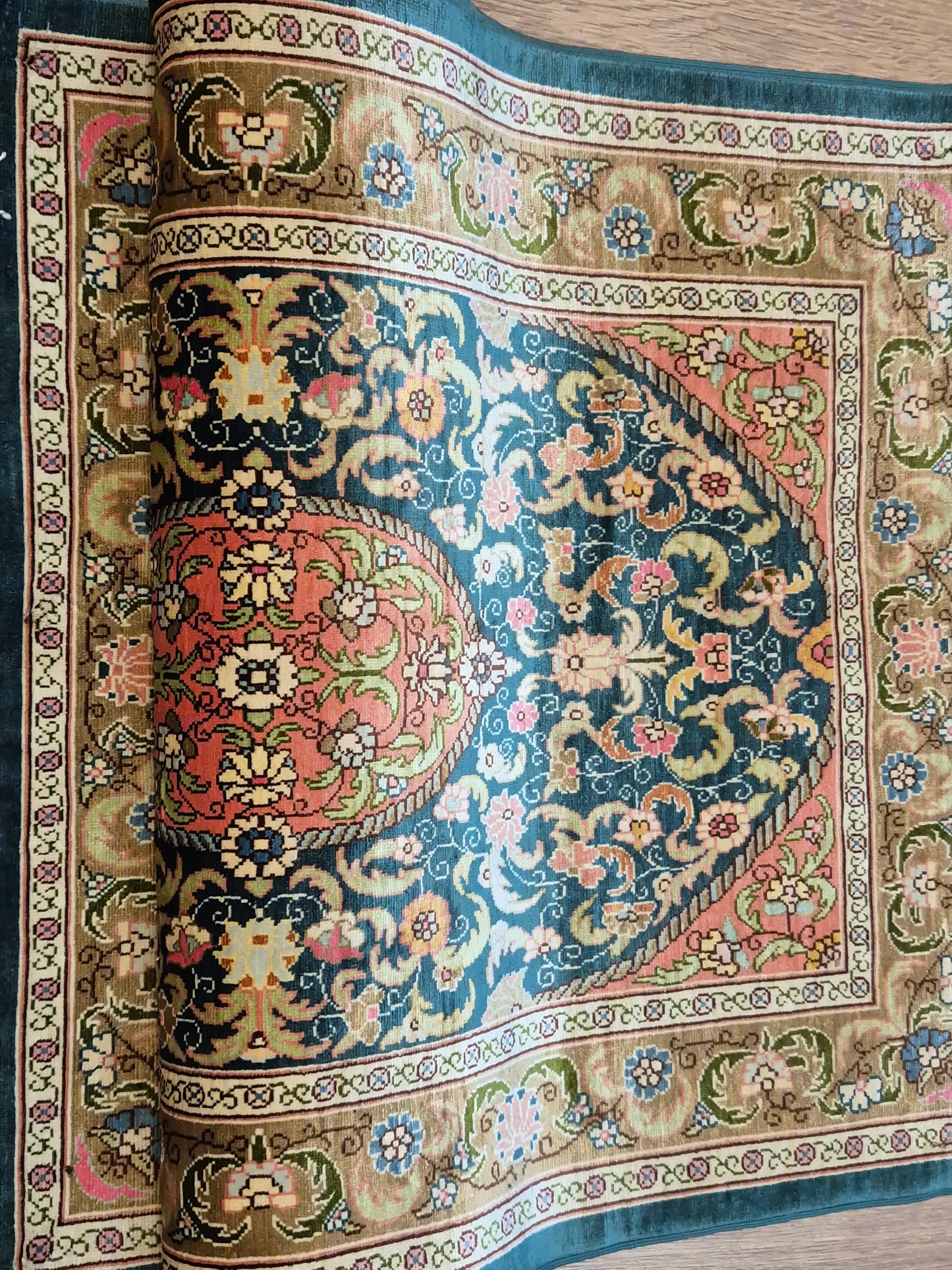 Hereke Seidenteppich Seide auf Seide Medaillon florales Muster