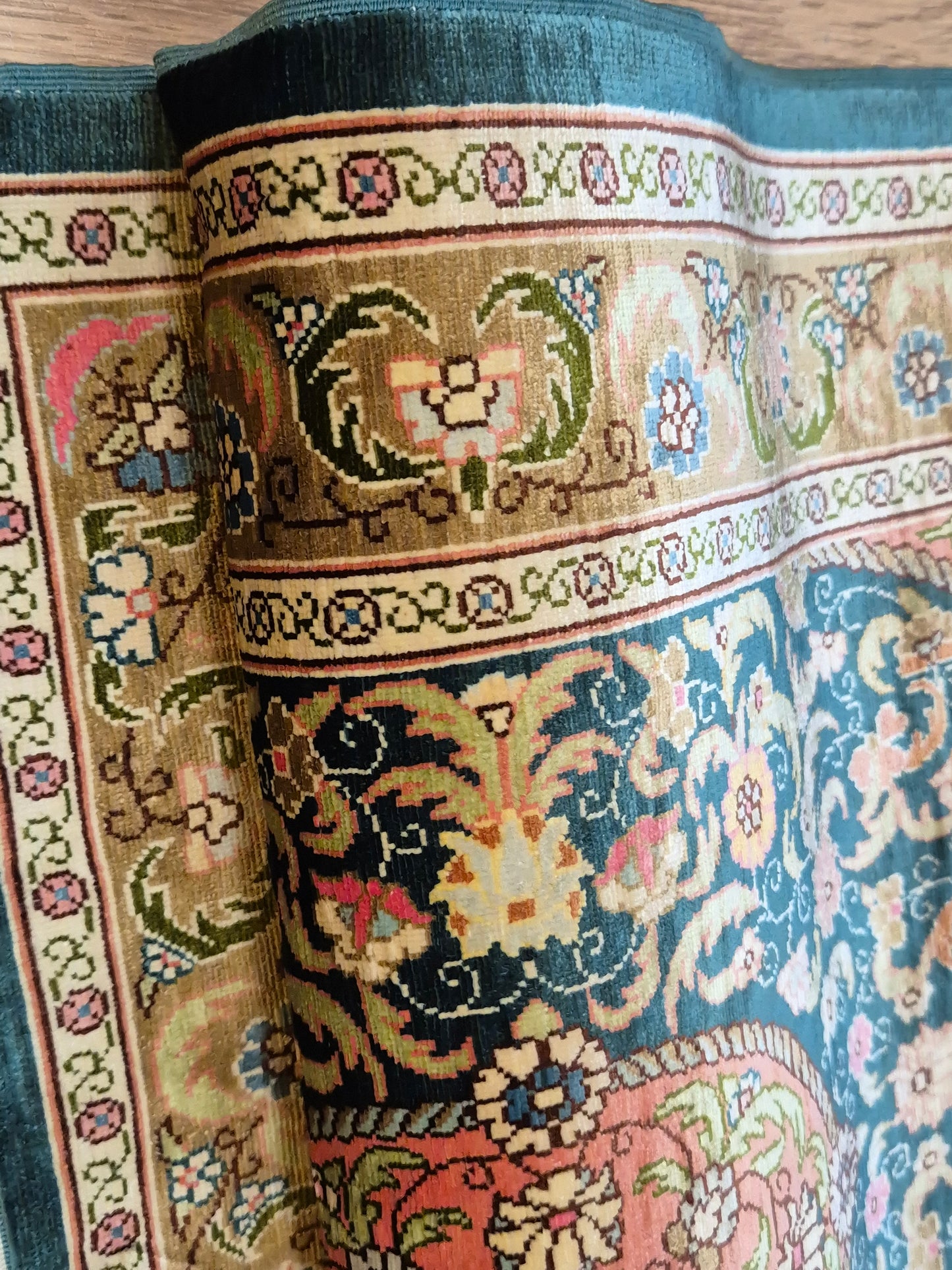 Hereke Seidenteppich Seide auf Seide Medaillon florales Muster