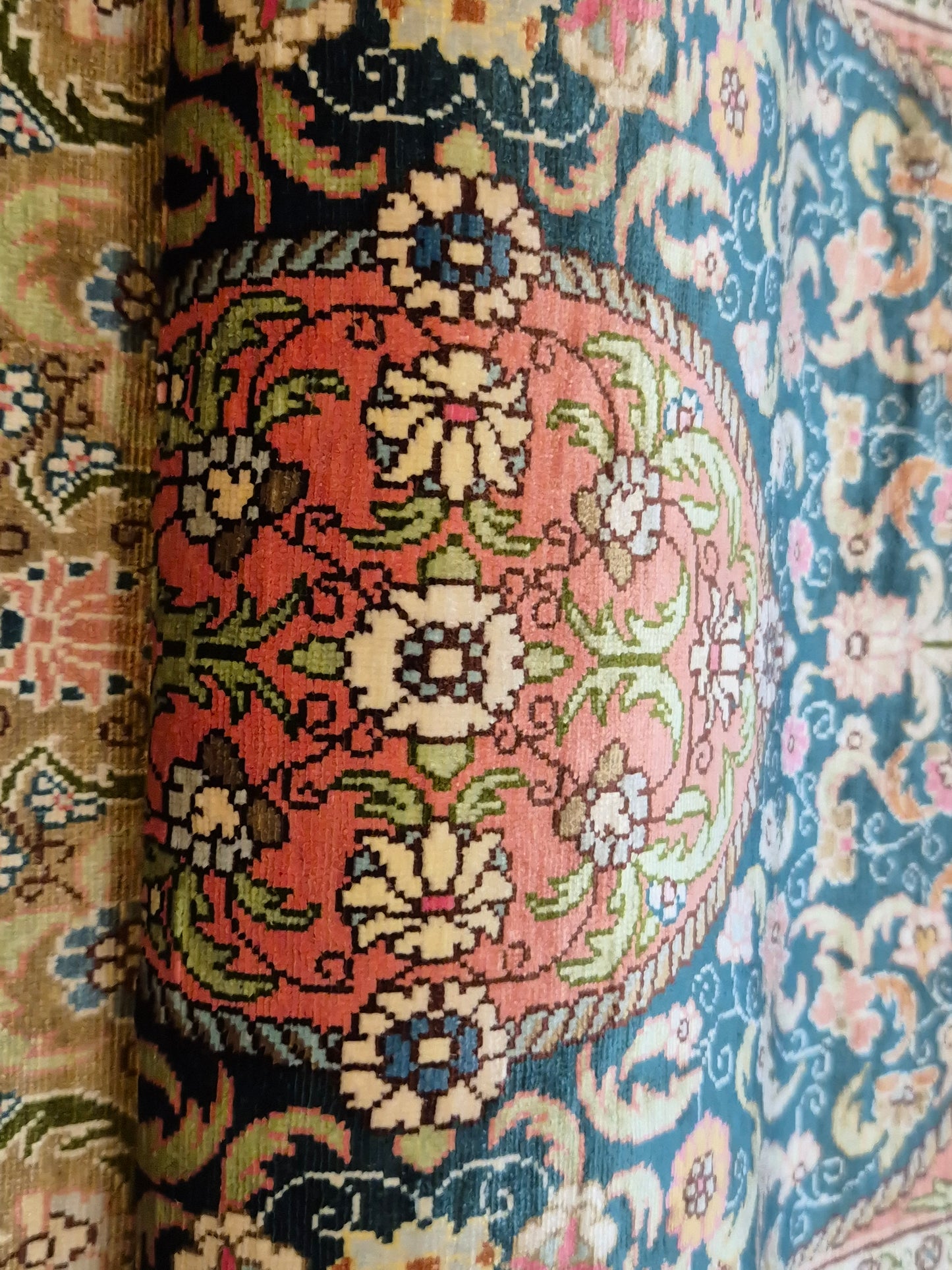 Hereke Seidenteppich Seide auf Seide Medaillon florales Muster