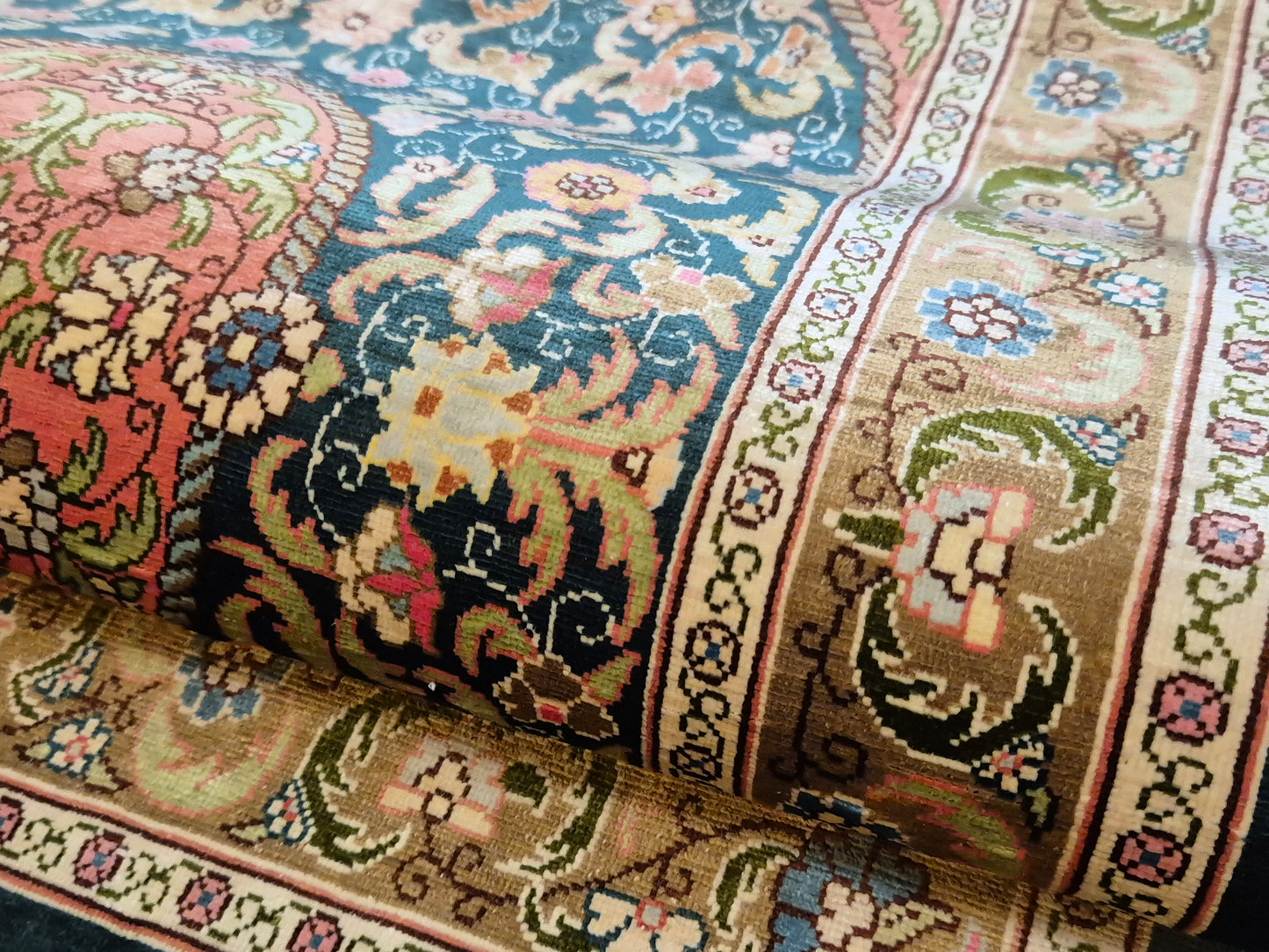 Hereke Seidenteppich Seide auf Seide Medaillon florales Muster