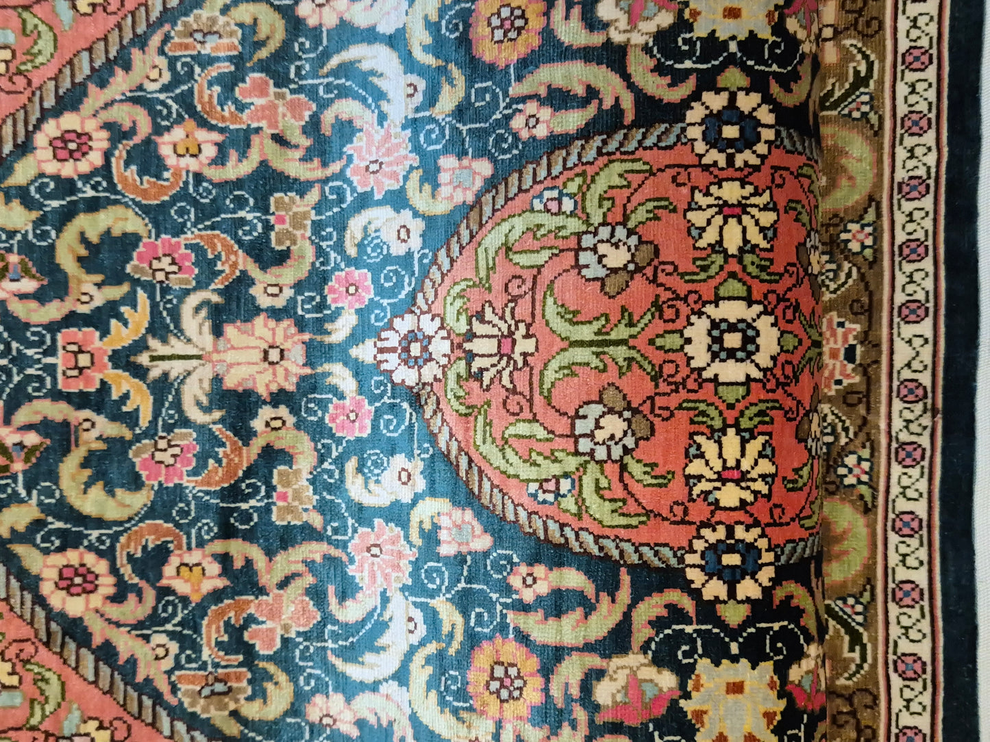 Hereke Seidenteppich Seide auf Seide Medaillon florales Muster