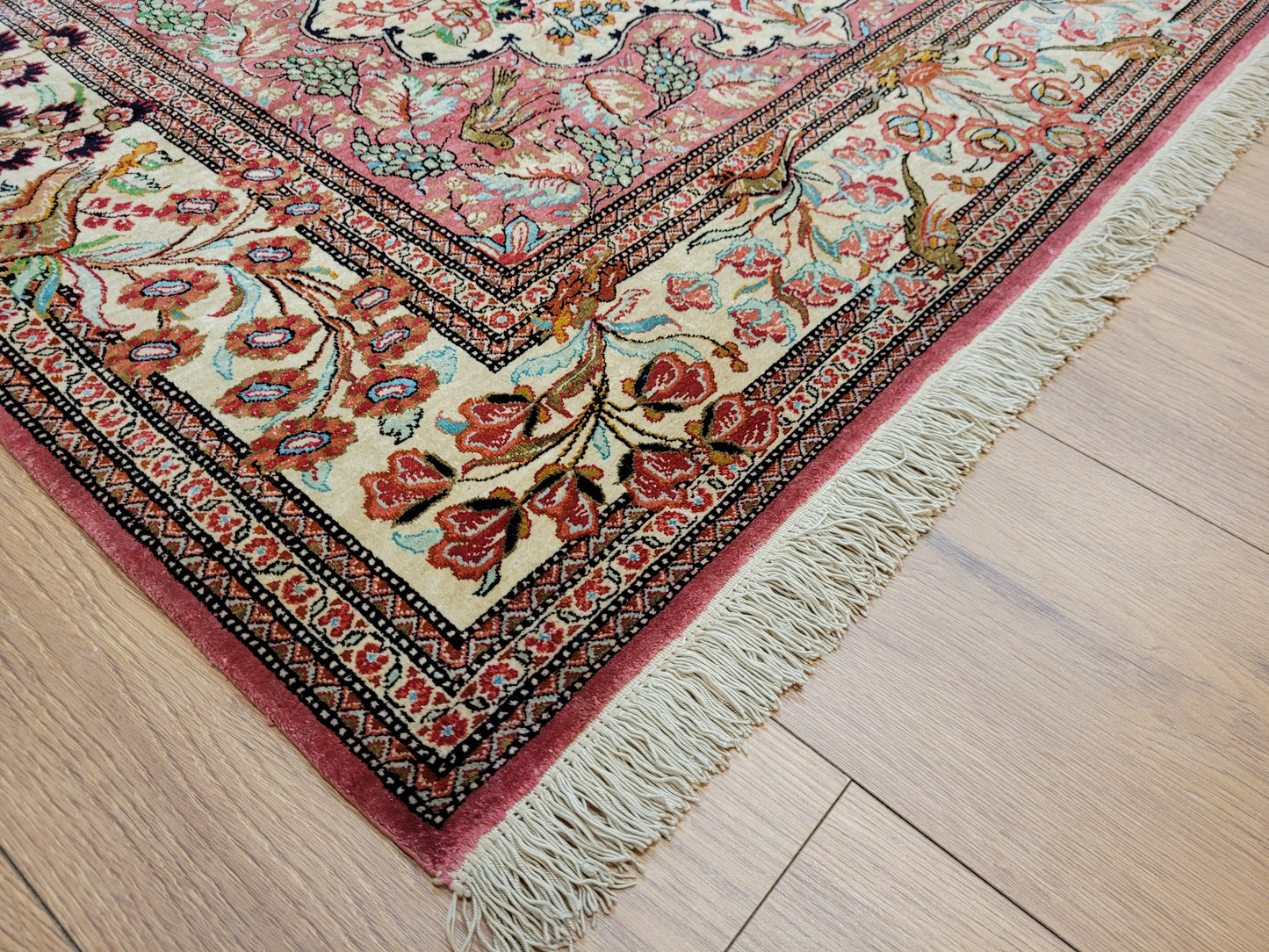 Ghom Seidenteppich Seide auf Seide feine Blumenmotive