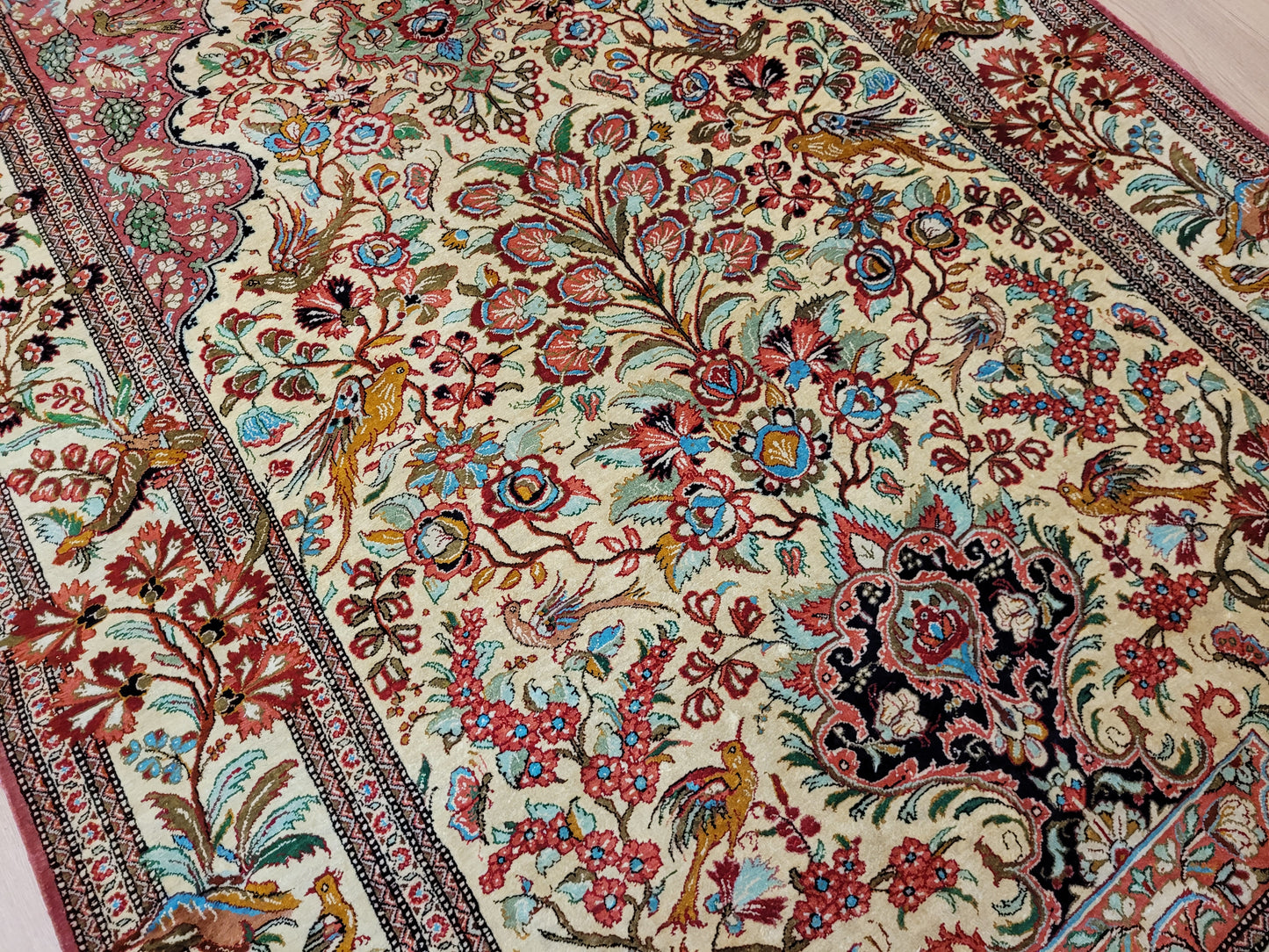 Ghom Seidenteppich Seide auf Seide feine Blumenmotive