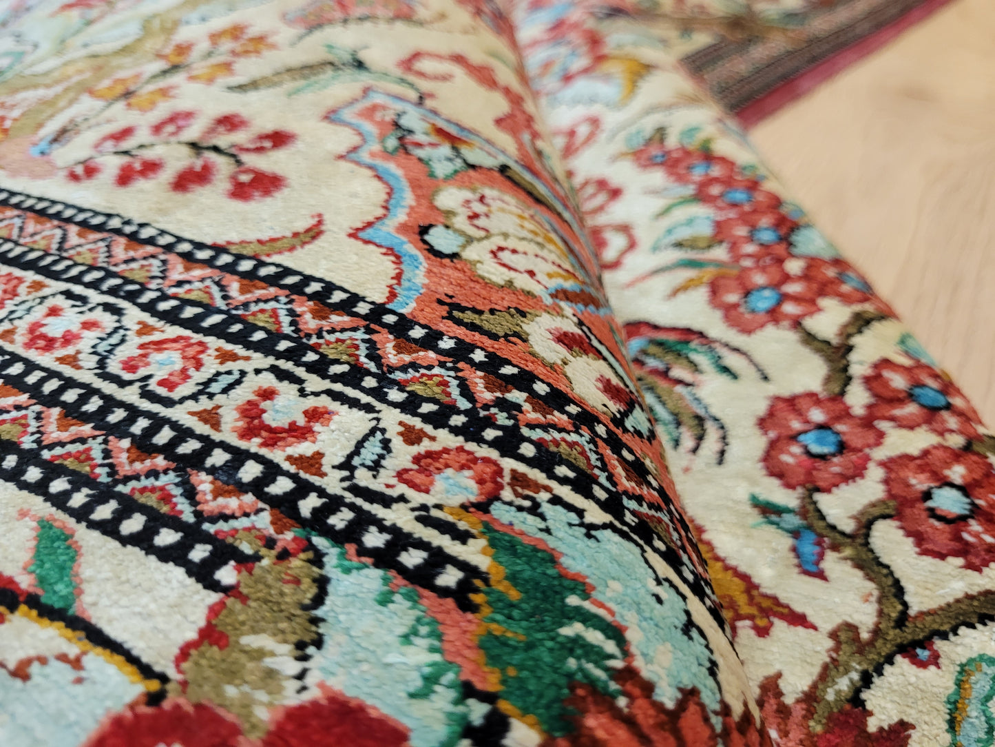 Ghom Seidenteppich Seide auf Seide feine Blumenmotive