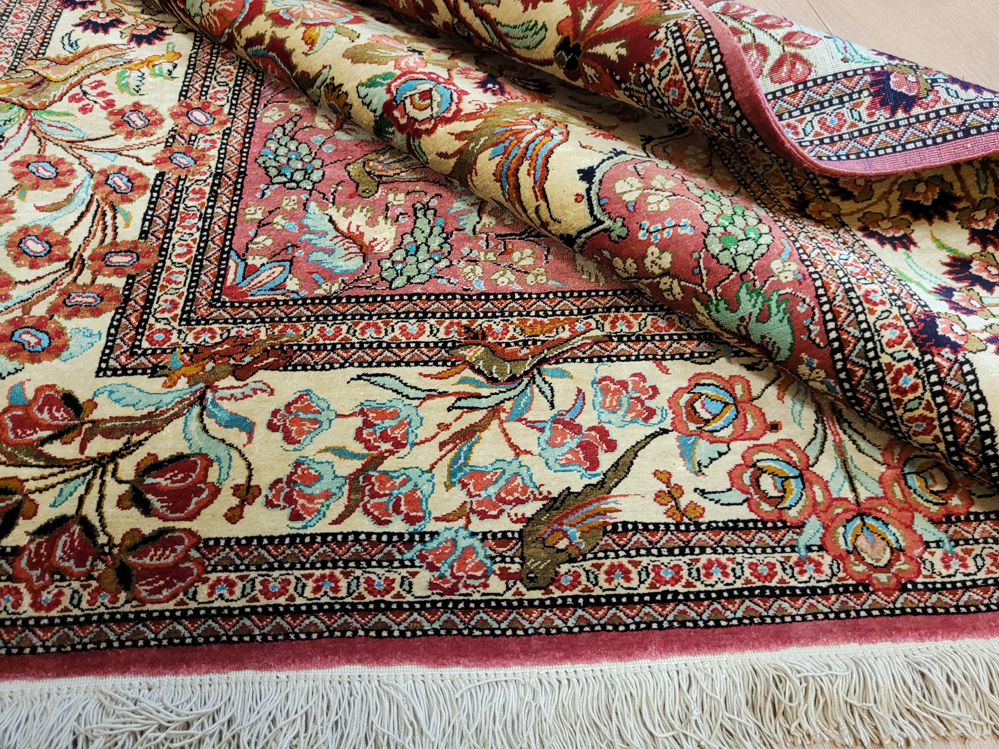 Ghom Seidenteppich Seide auf Seide feine Blumenmotive