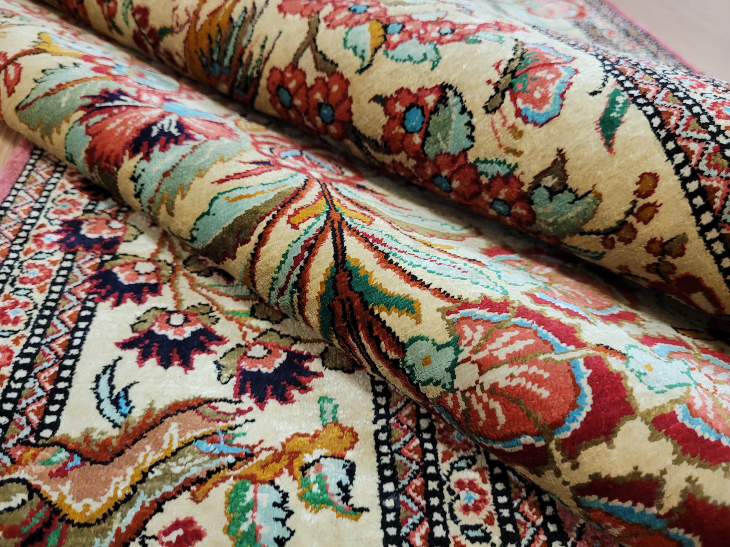 Ghom Seidenteppich Seide auf Seide feine Blumenmotive