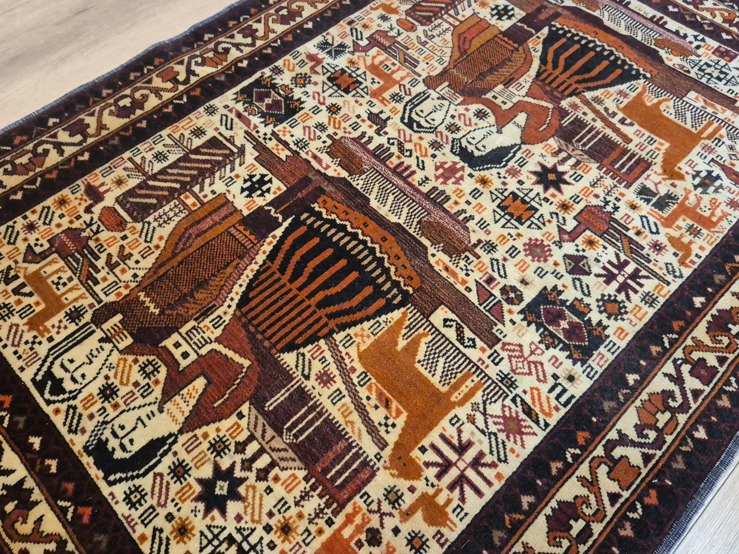 Torbat Belutsch Teppich Wolle figürliche Darstellung handgeknüpft