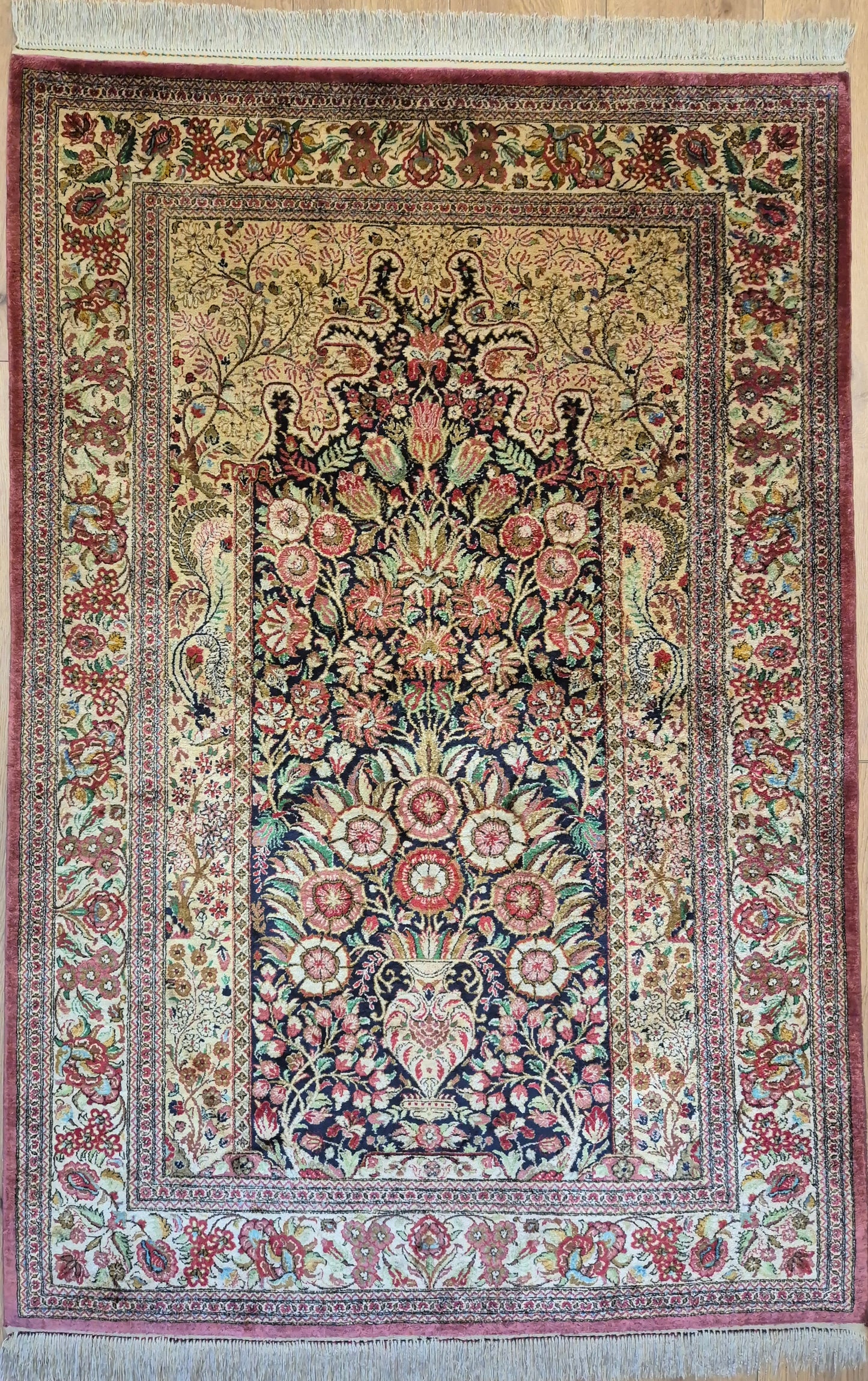 Ghom Teppich Seide auf Seide feine Knüpfung Vase mit Blumen