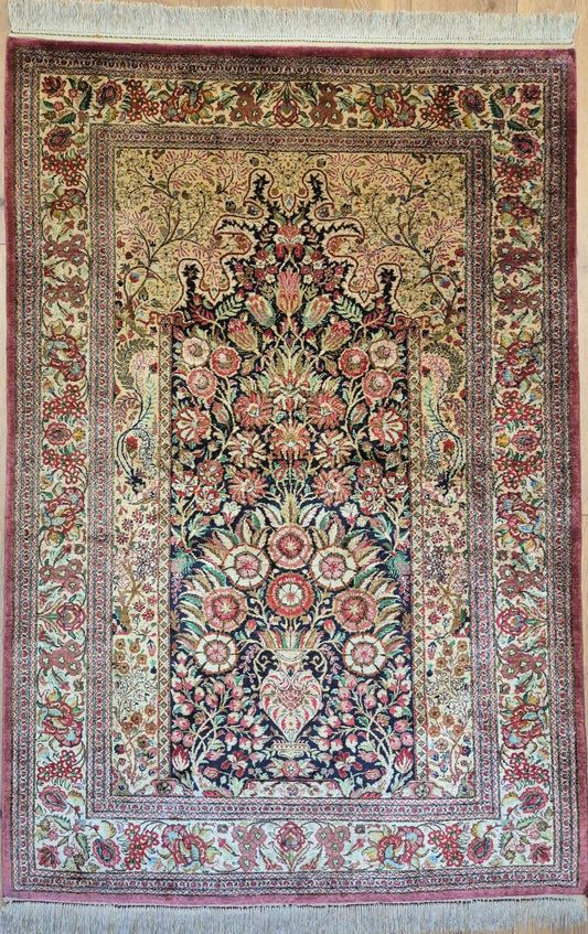 Ghom Teppich Seide auf Seide feine Knüpfung Vase mit Blumen