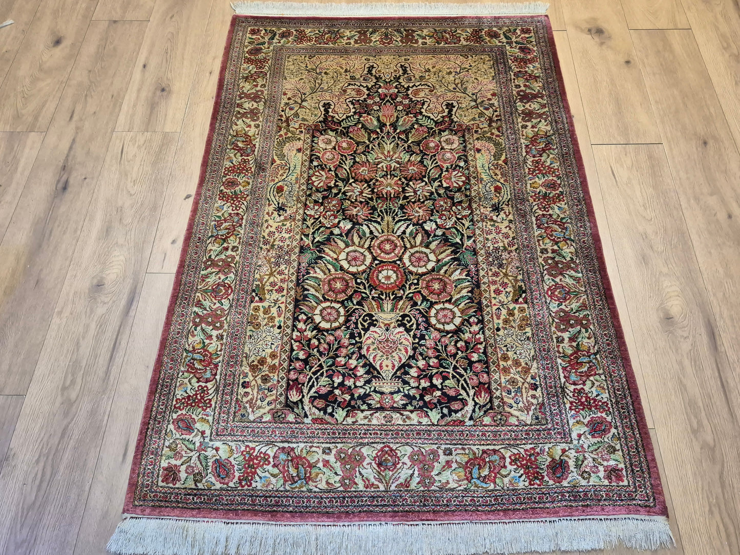 Ghom Teppich Seide auf Seide feine Knüpfung Vase mit Blumen