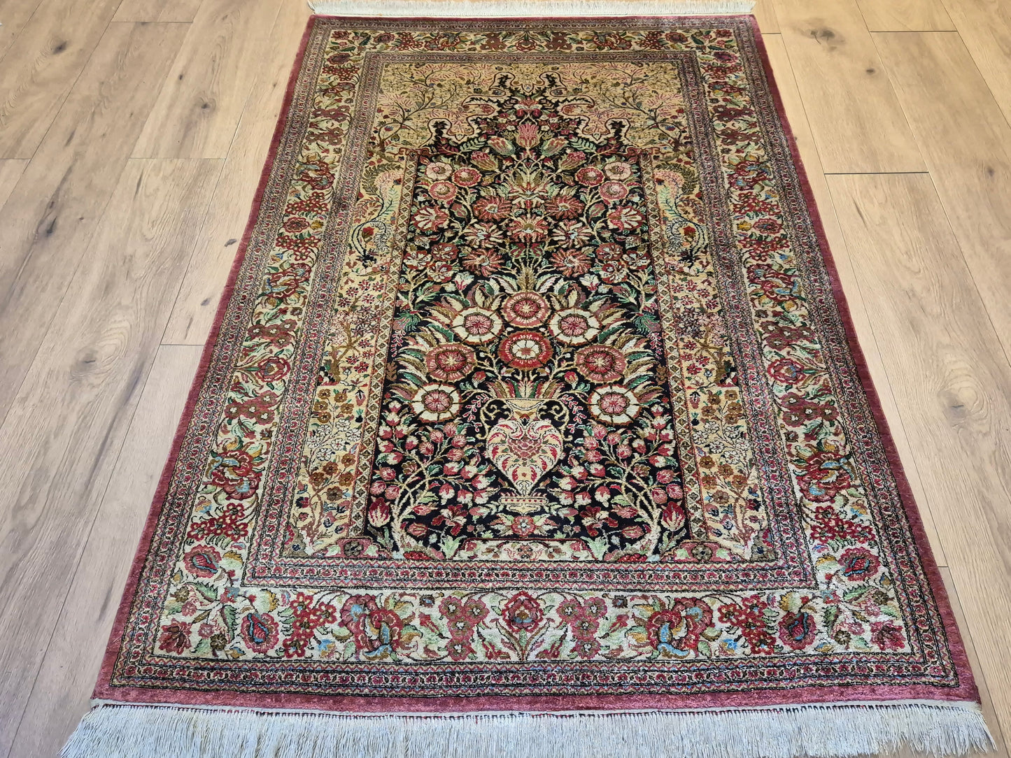 Ghom Teppich Seide auf Seide feine Knüpfung Vase mit Blumen