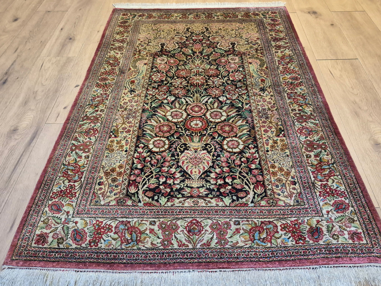 Ghom Teppich Seide auf Seide feine Knüpfung Vase mit Blumen