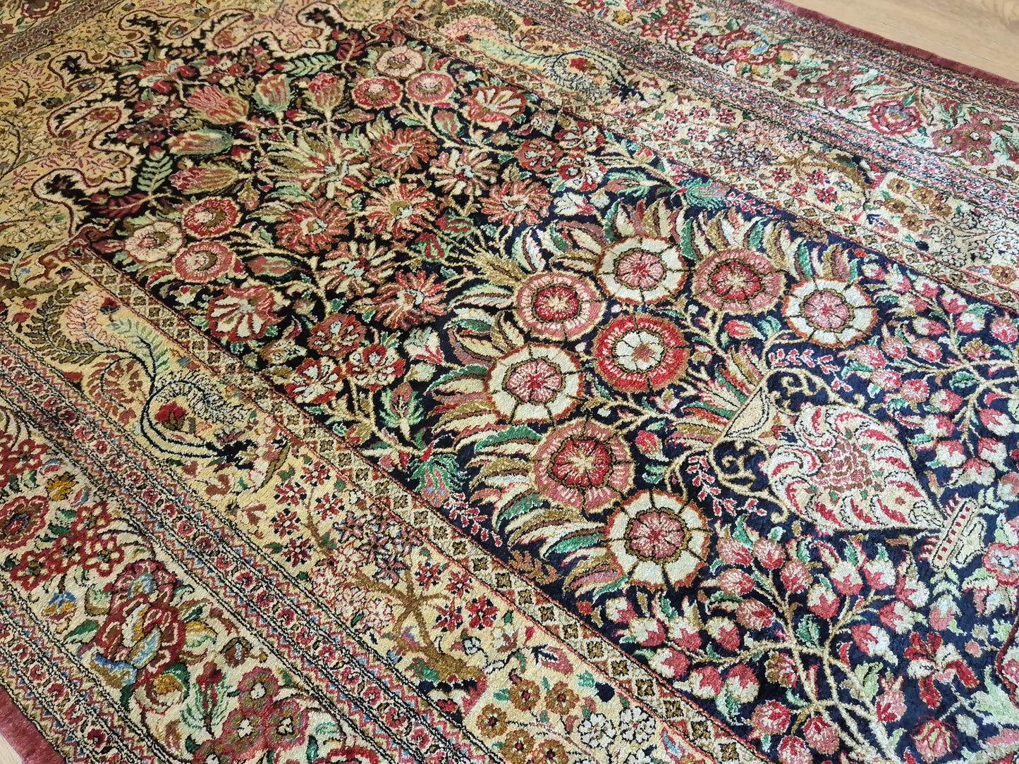 Ghom Teppich Seide auf Seide feine Knüpfung Vase mit Blumen