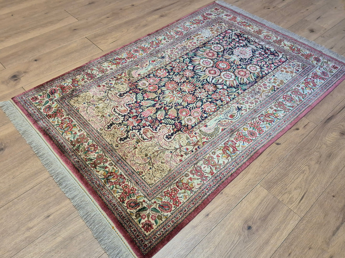 Ghom Teppich Seide auf Seide feine Knüpfung Vase mit Blumen