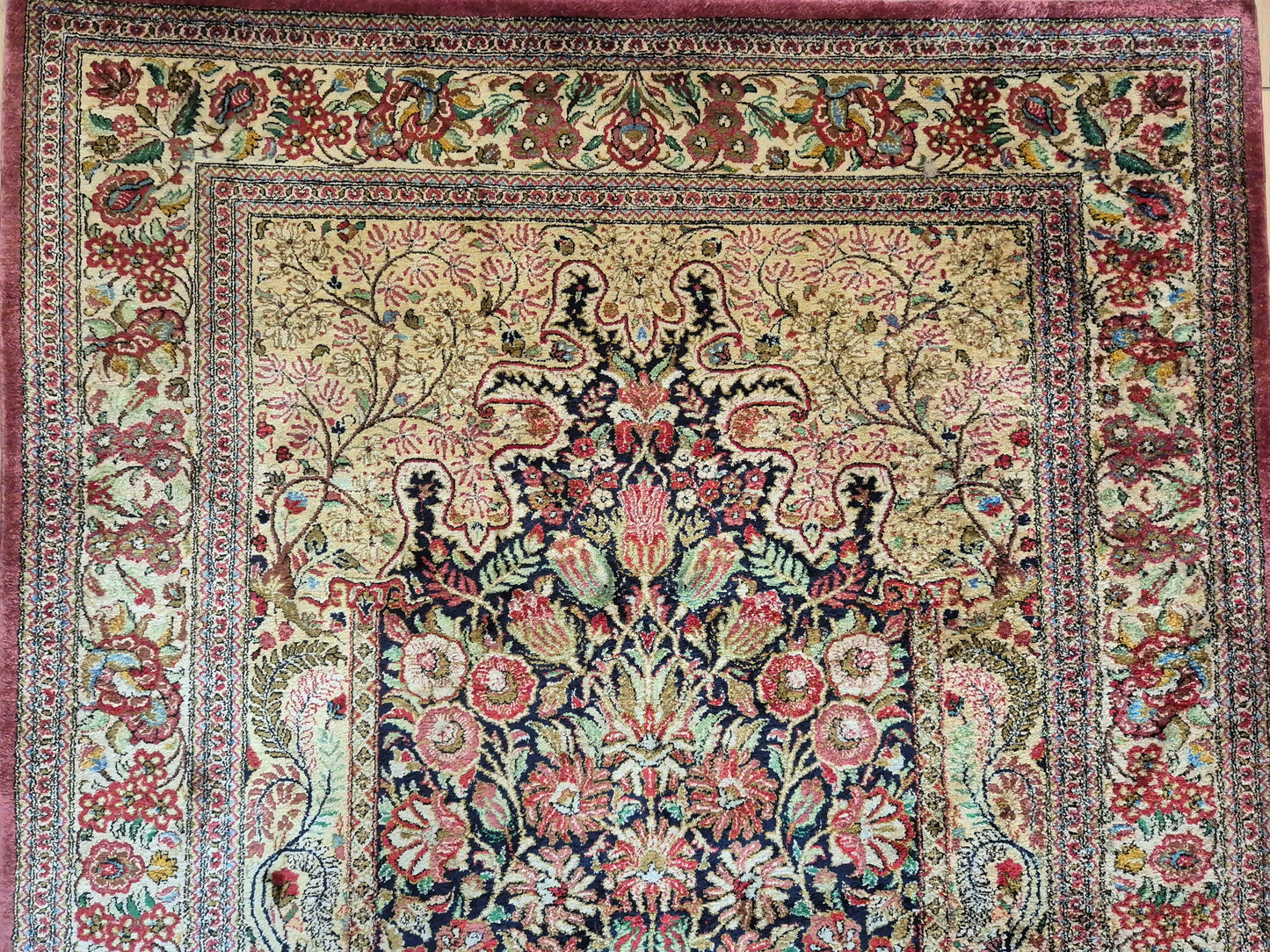 Ghom Teppich Seide auf Seide feine Knüpfung Vase mit Blumen