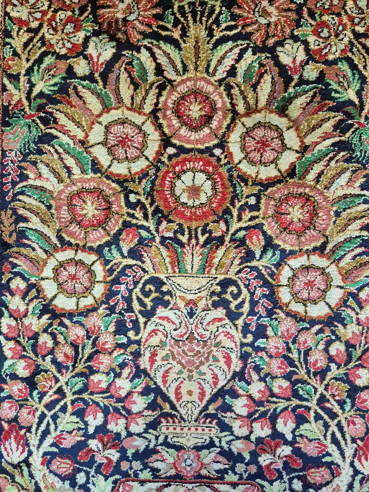Ghom Teppich Seide auf Seide feine Knüpfung Vase mit Blumen