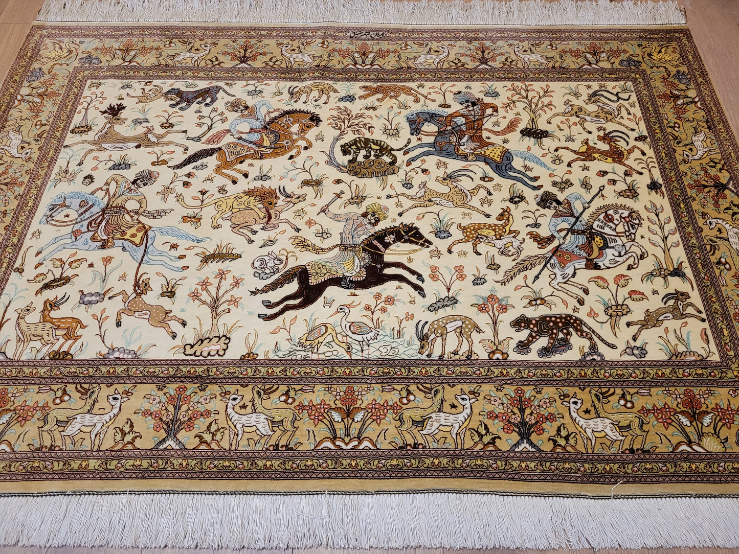 Ghom Seide auf Seide Teppich Jagdmotiv feine Knüpfung signiert