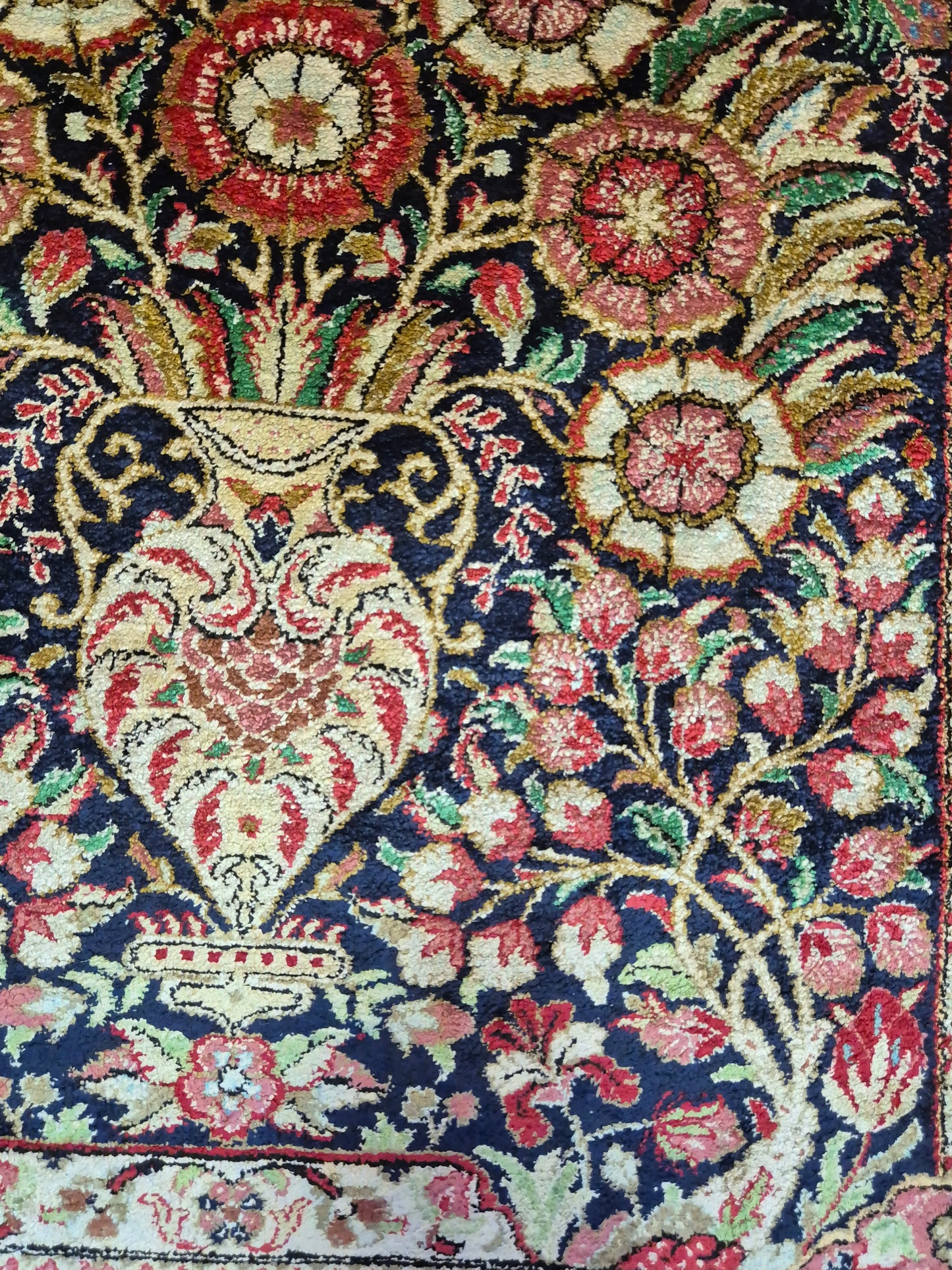 Ghom Teppich Seide auf Seide feine Knüpfung Vase mit Blumen