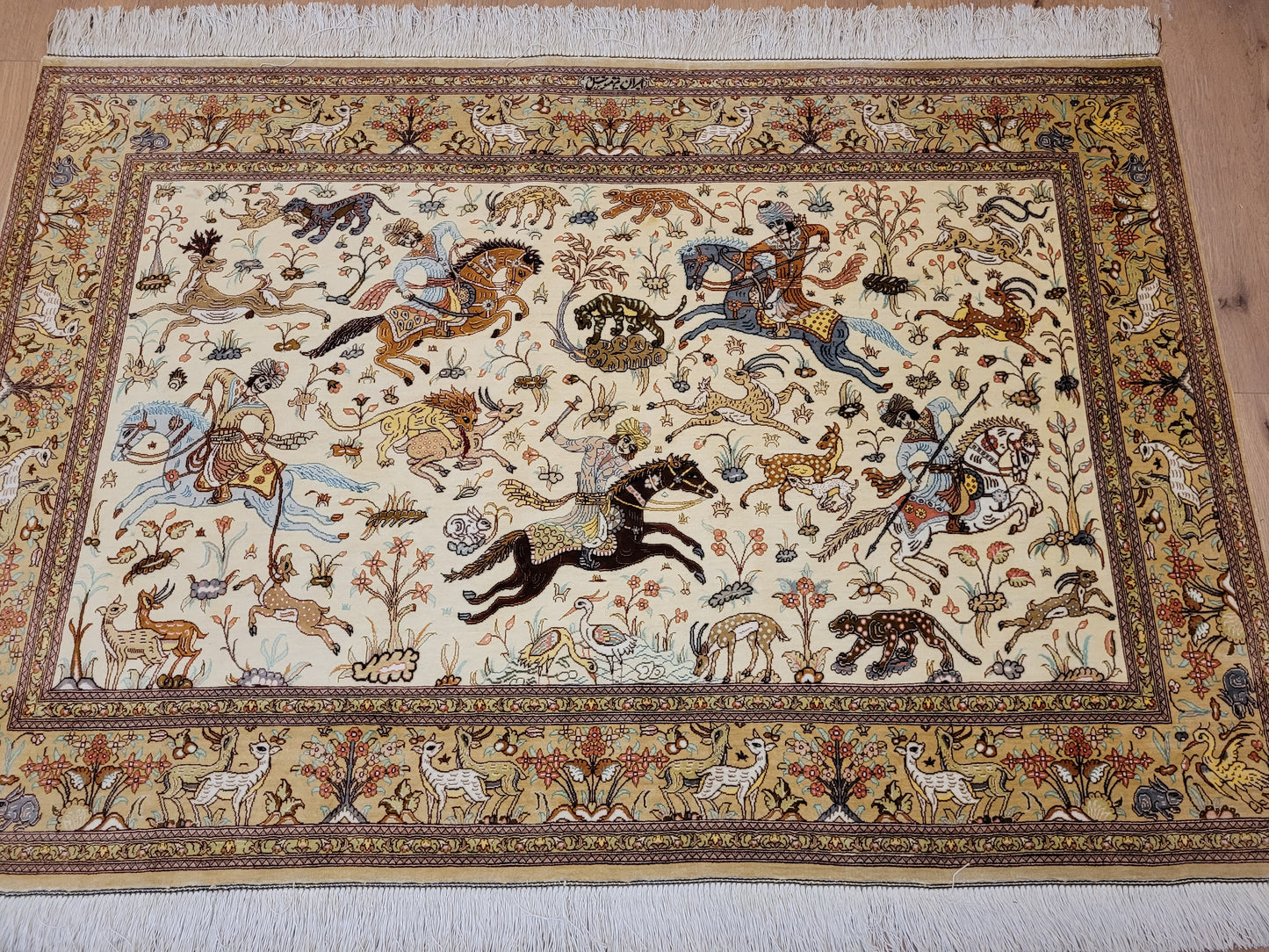 Ghom Seide auf Seide Teppich Jagdmotiv feine Knüpfung signiert