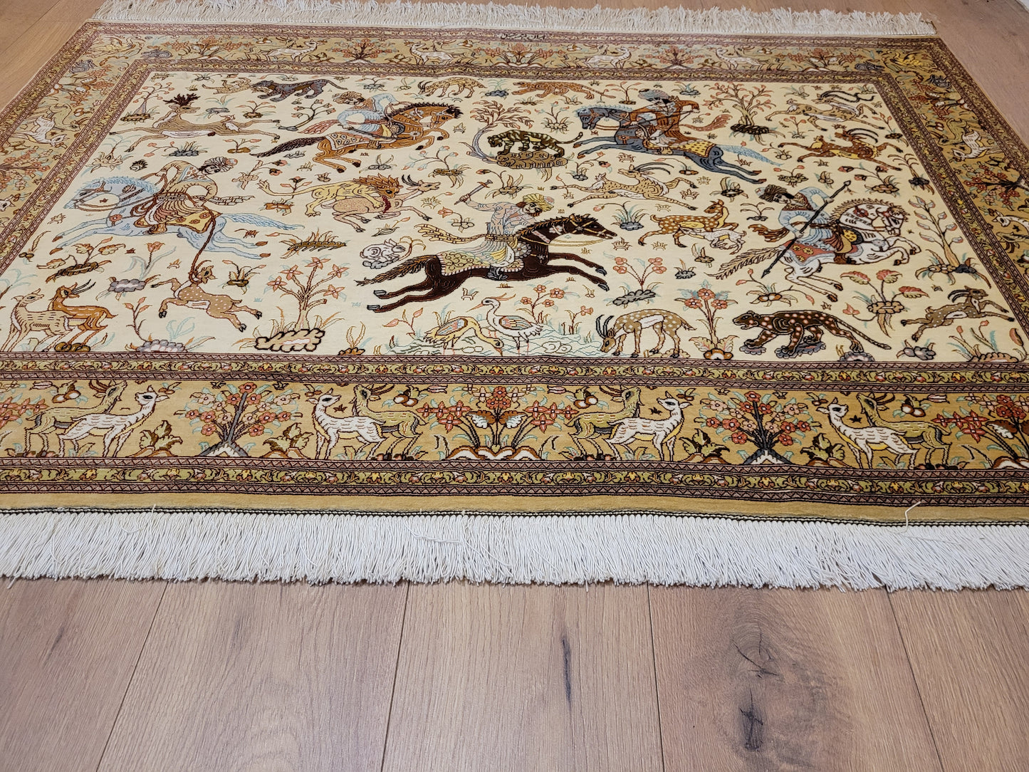 Ghom Seide auf Seide Teppich Jagdmotiv feine Knüpfung signiert