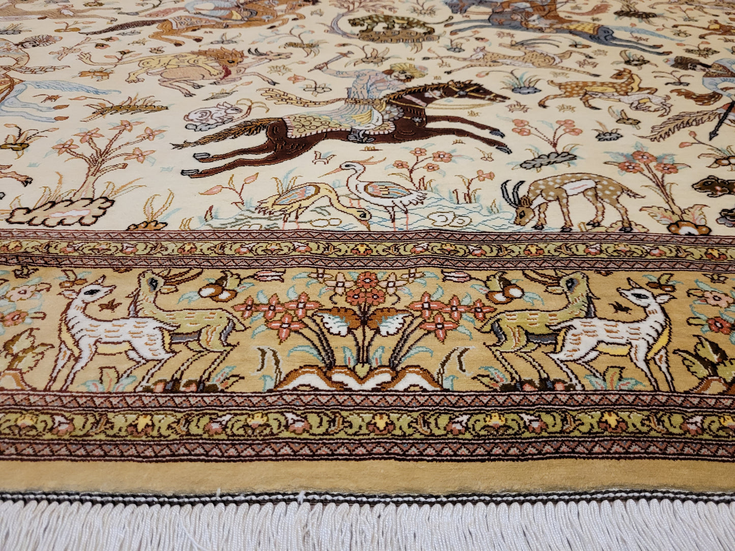 Ghom Seide auf Seide Teppich Jagdmotiv feine Knüpfung signiert