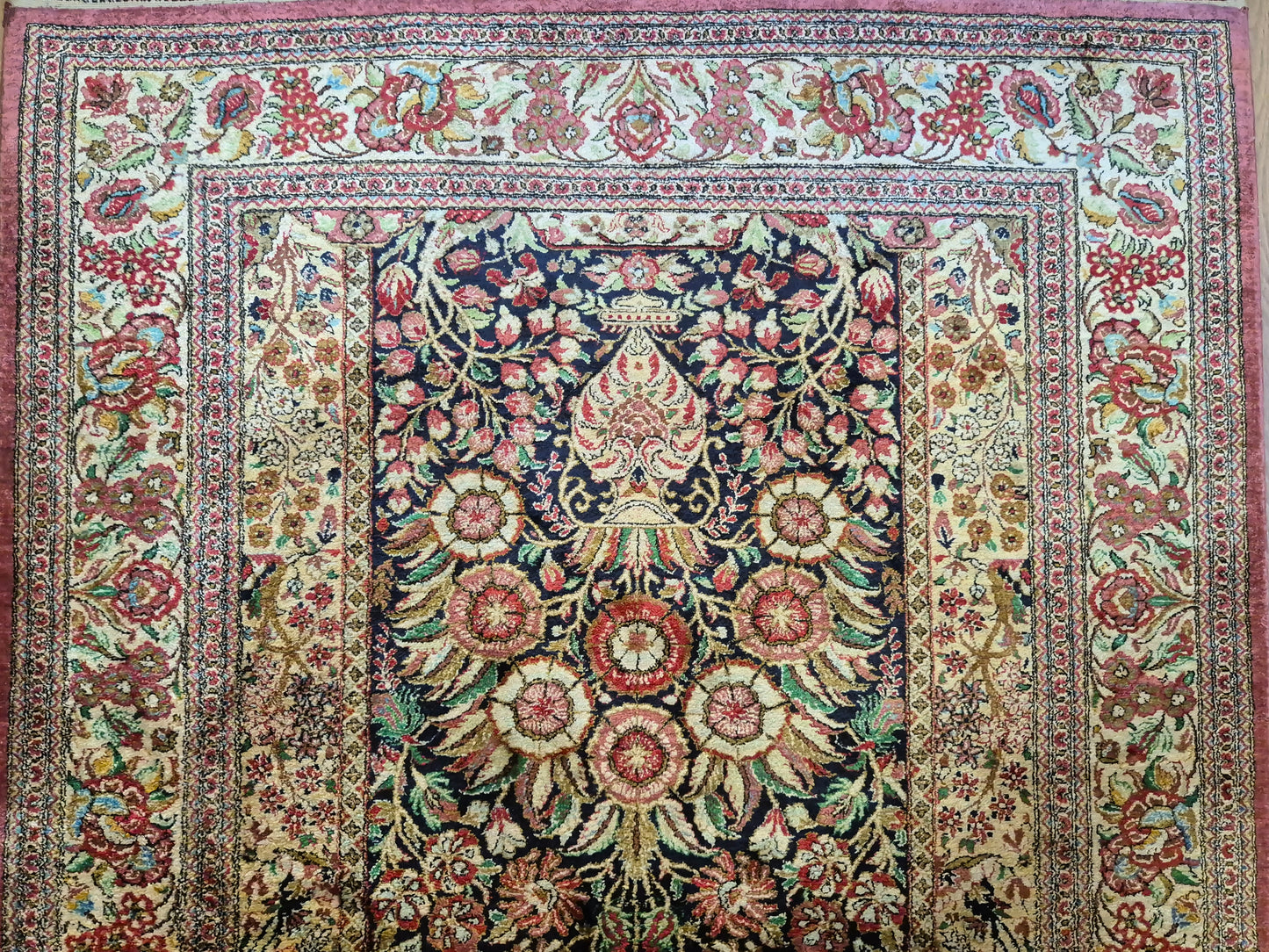 Ghom Teppich Seide auf Seide feine Knüpfung Vase mit Blumen